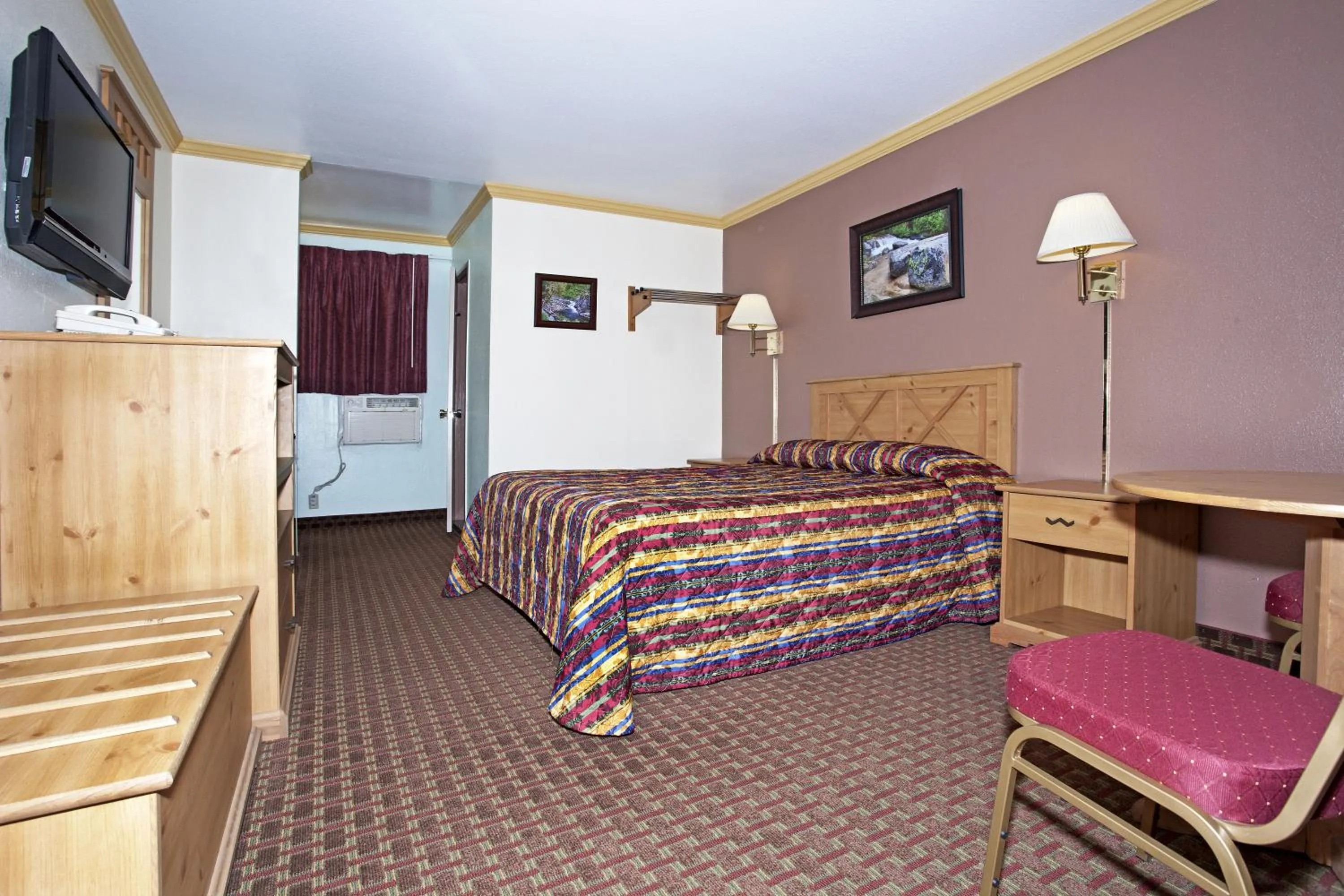 Other, Bed in National 9 Inn - Placerville