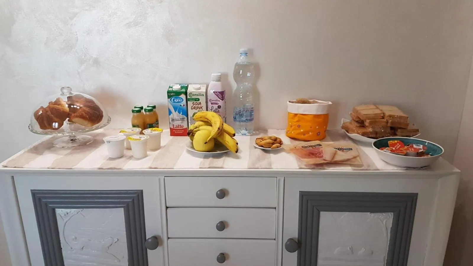 Food and drinks in Home Sweet Home