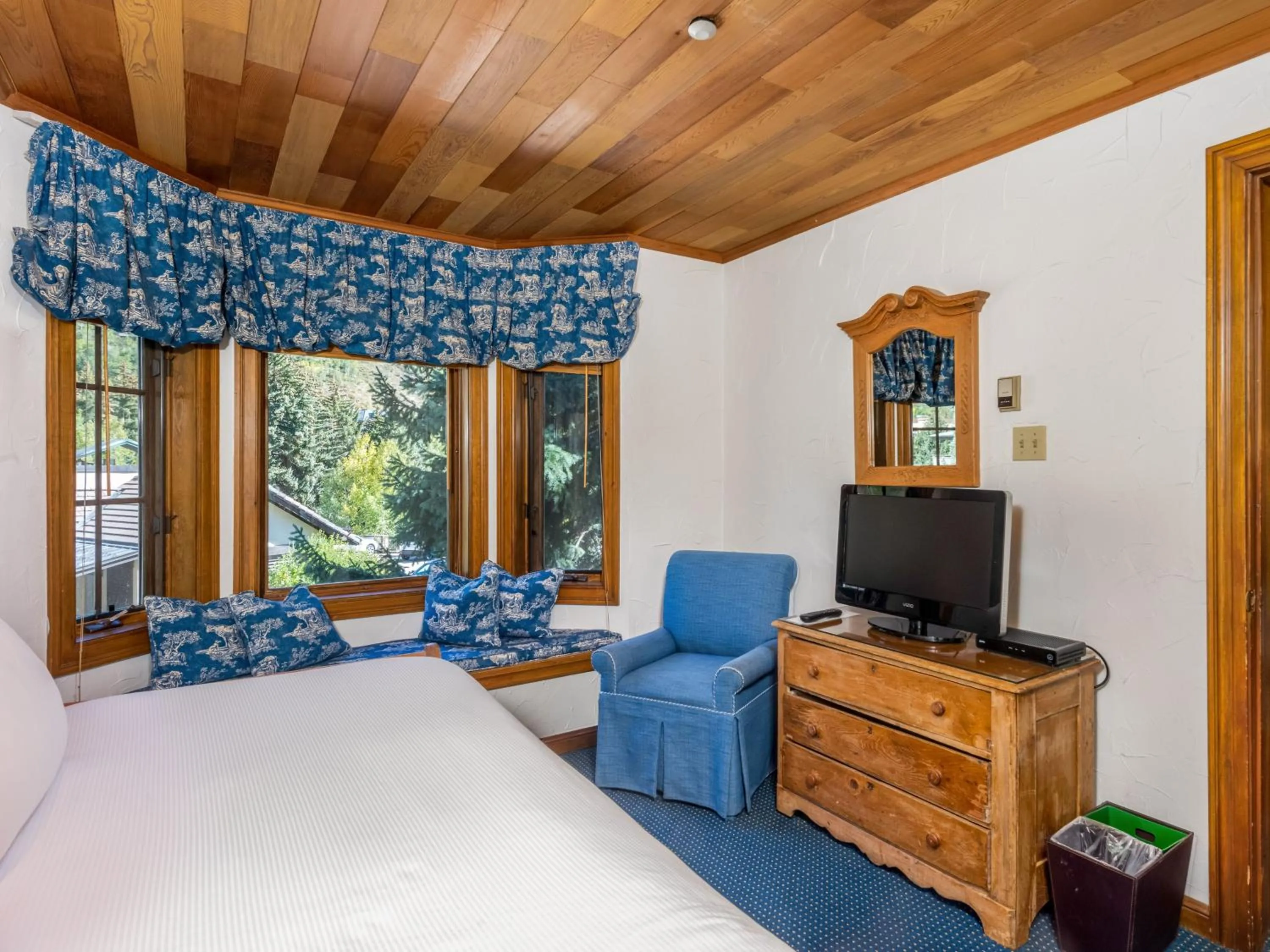 Seating area, Bed in Christiania Lodge