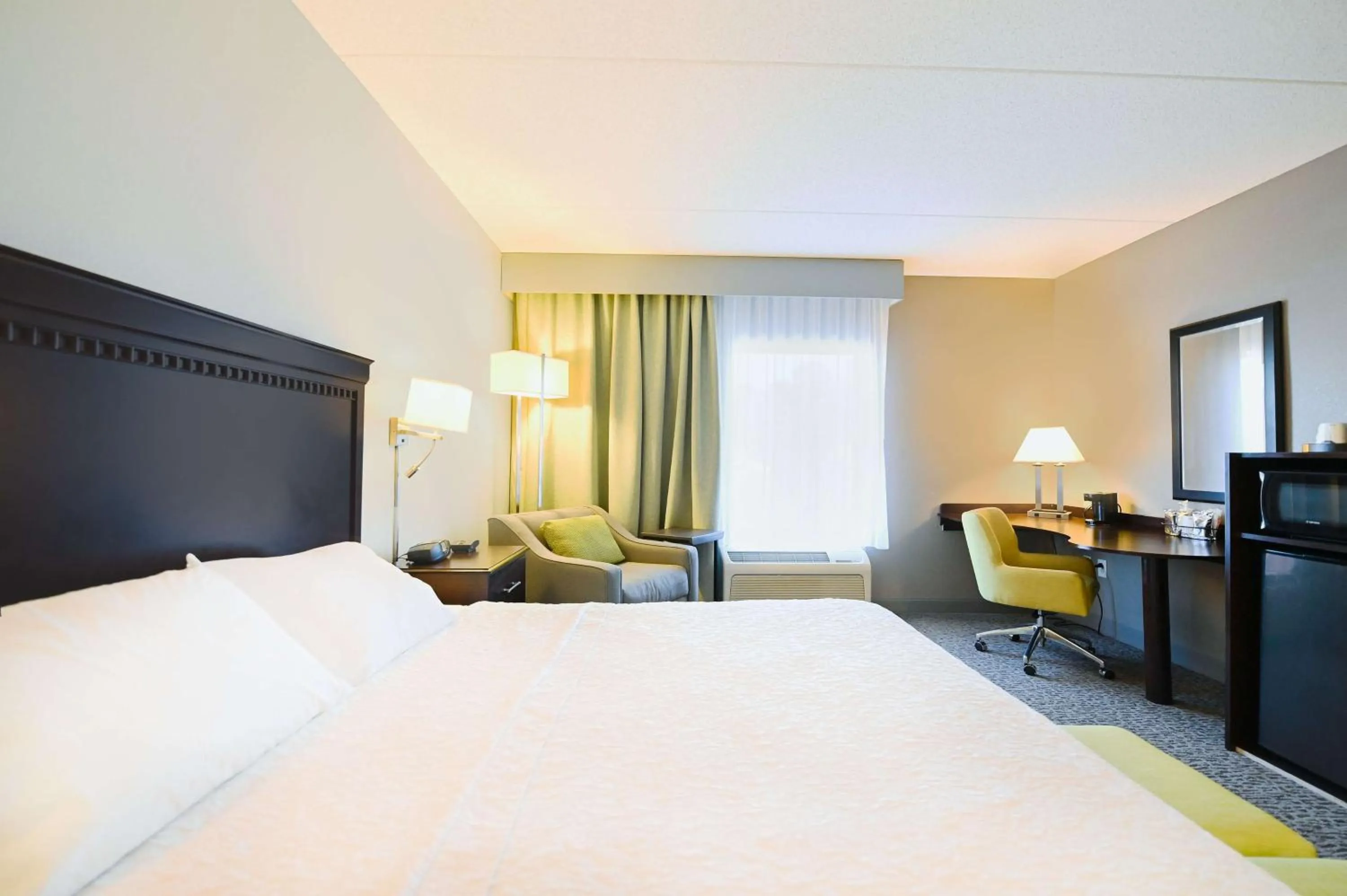 Bedroom, Bed in Hampton Inn & Suites Smithfield