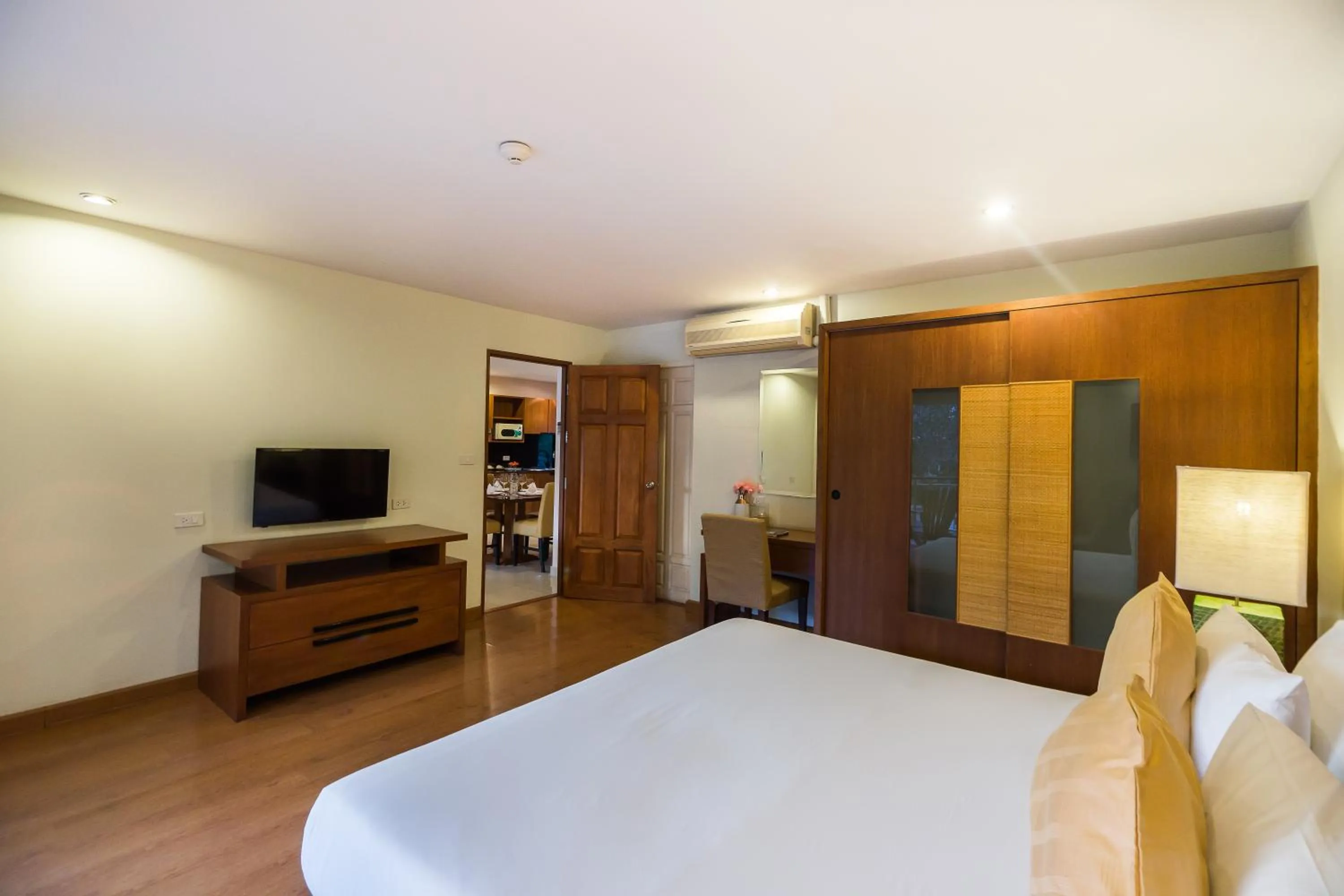 Communal lounge/ TV room, Bed in Bella Villa Cabana