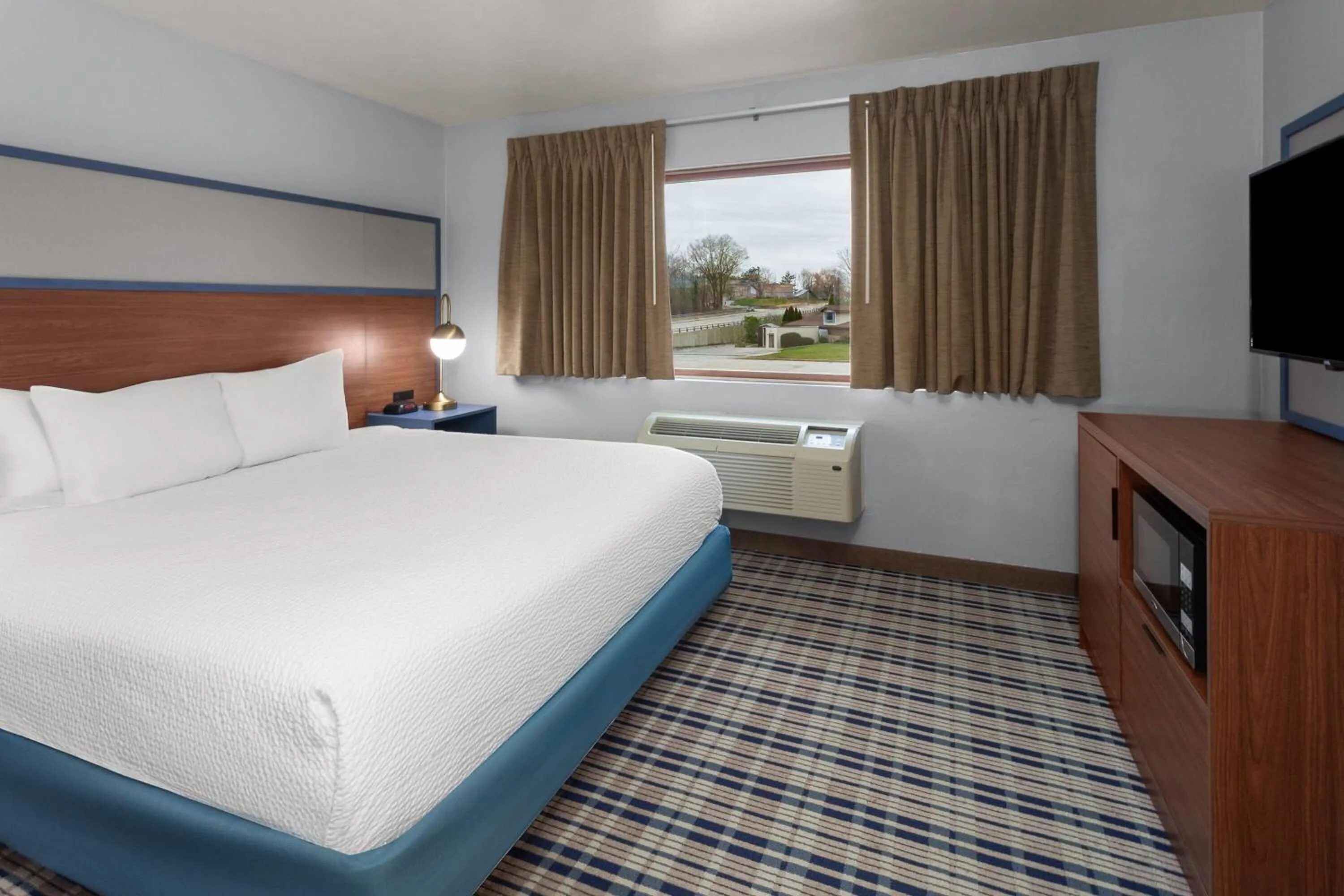 Photo of the whole room, Bed in AmericInn by Wyndham Green Bay West