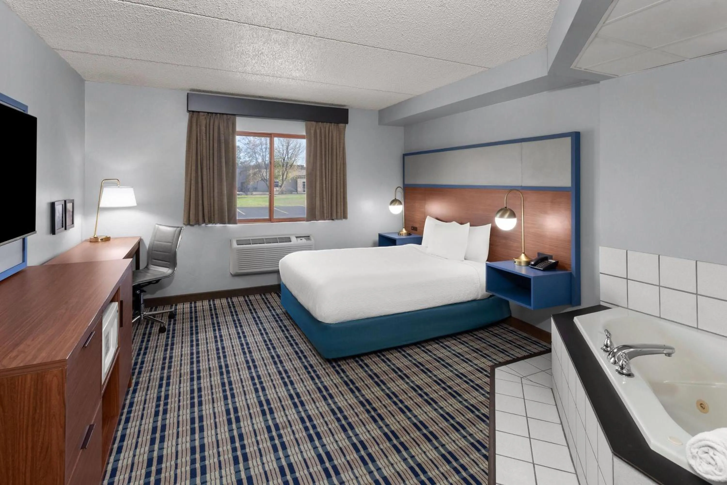 Photo of the whole room, Bed in AmericInn by Wyndham Green Bay West