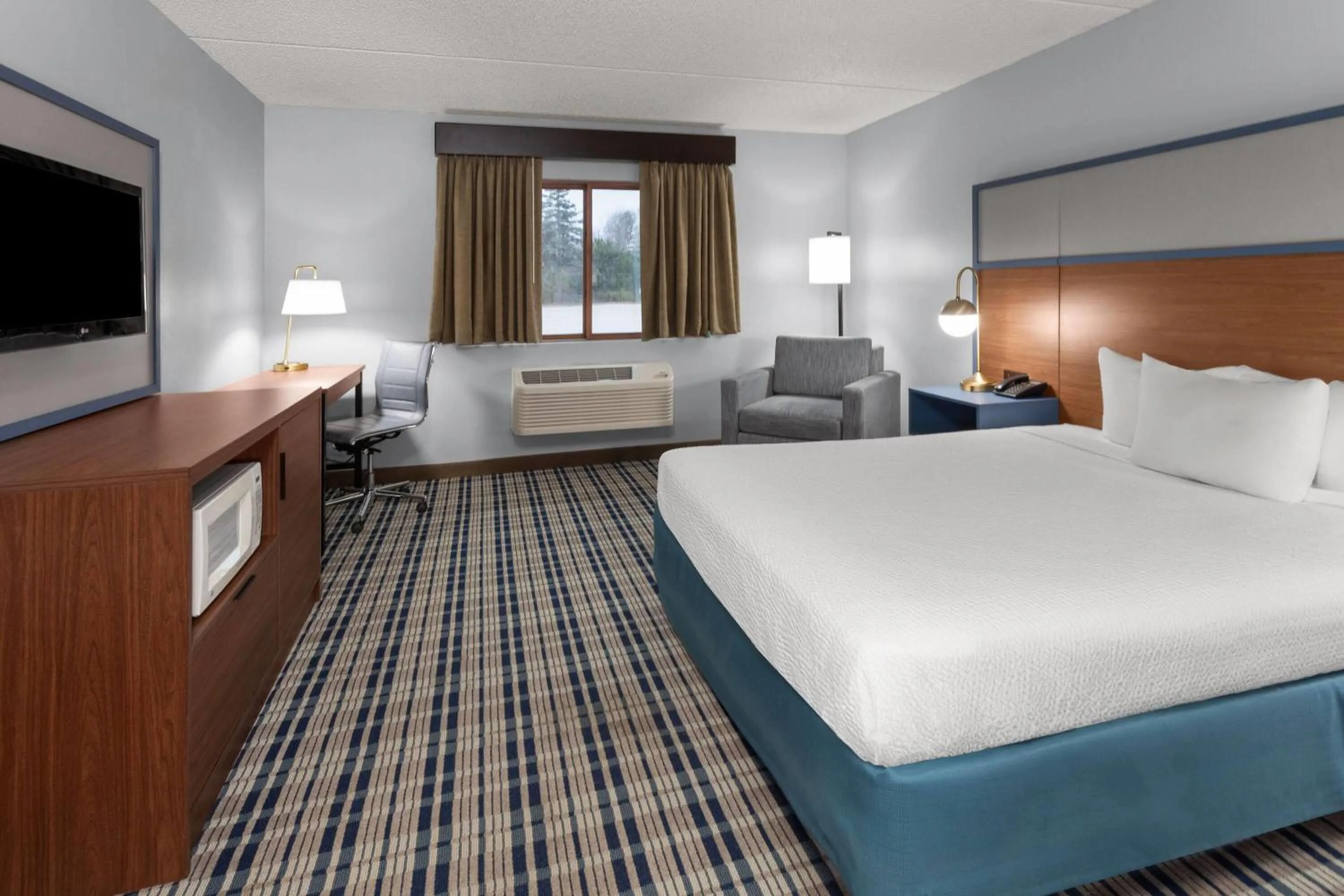 Photo of the whole room, Bed in AmericInn by Wyndham Green Bay West