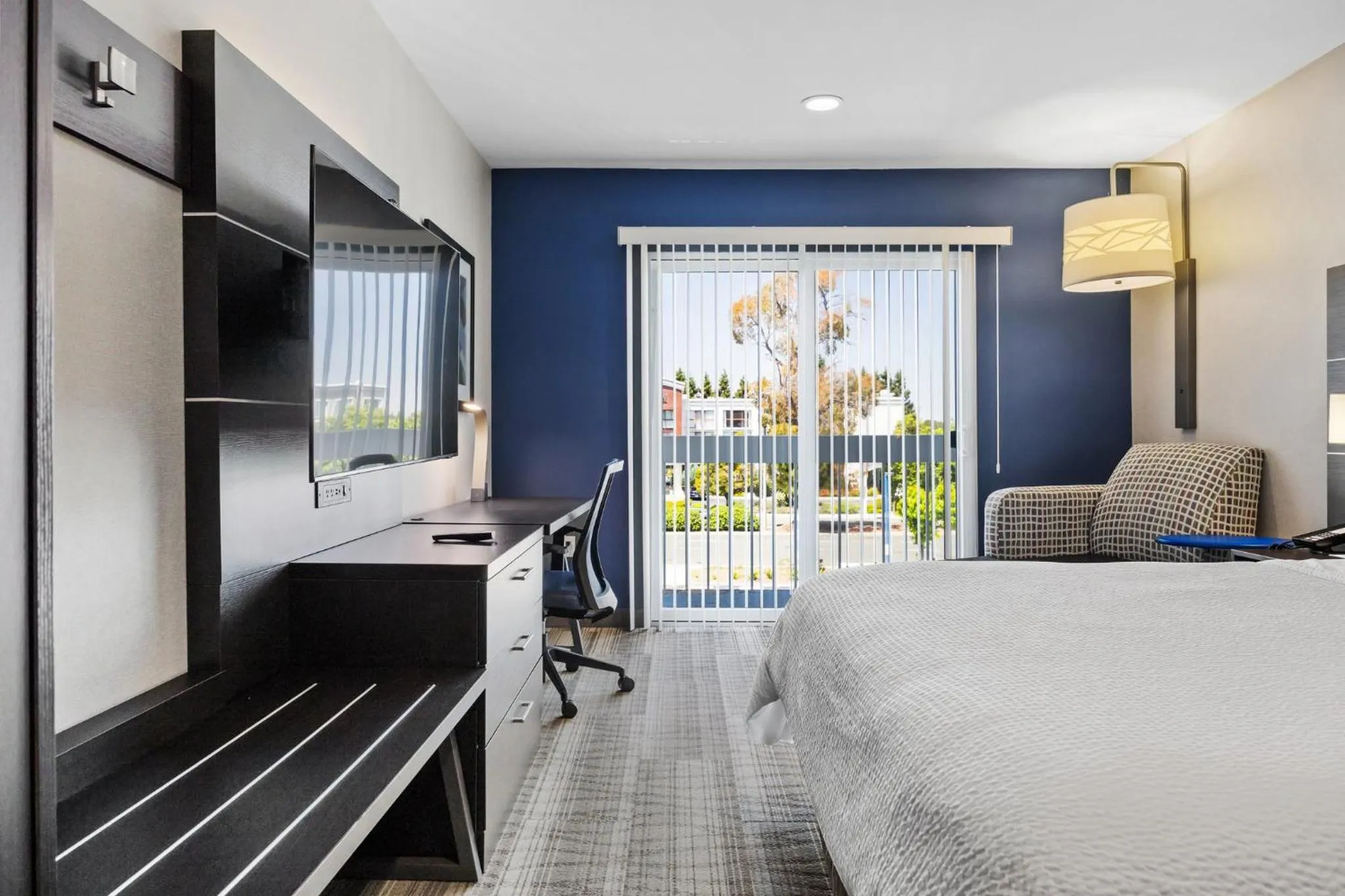 Photo of the whole room, Bed in Holiday Inn Express - Sunnyvale - Silicon Valley by IHG