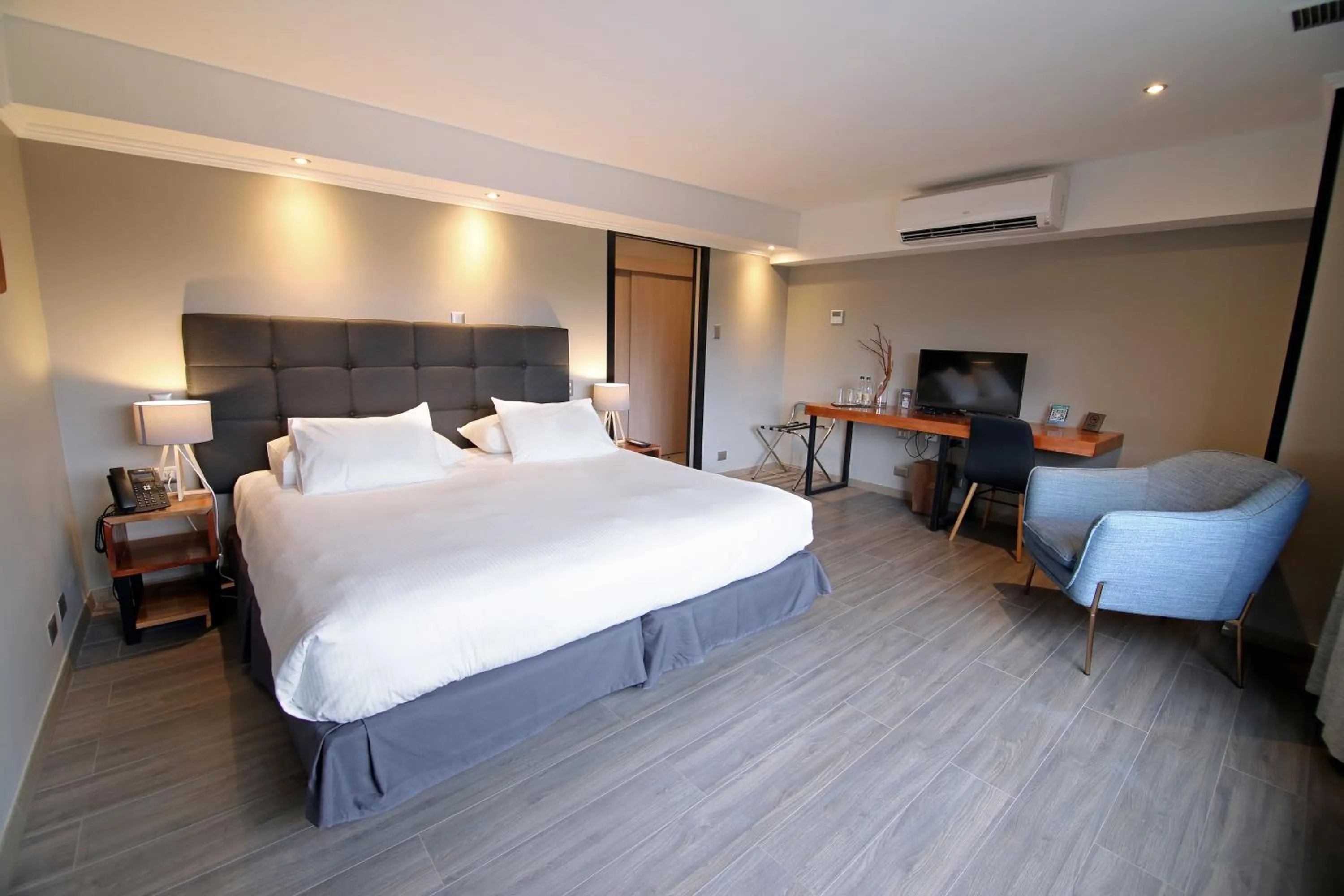 Photo of the whole room, Bed in Hotel Enjoy Pucón