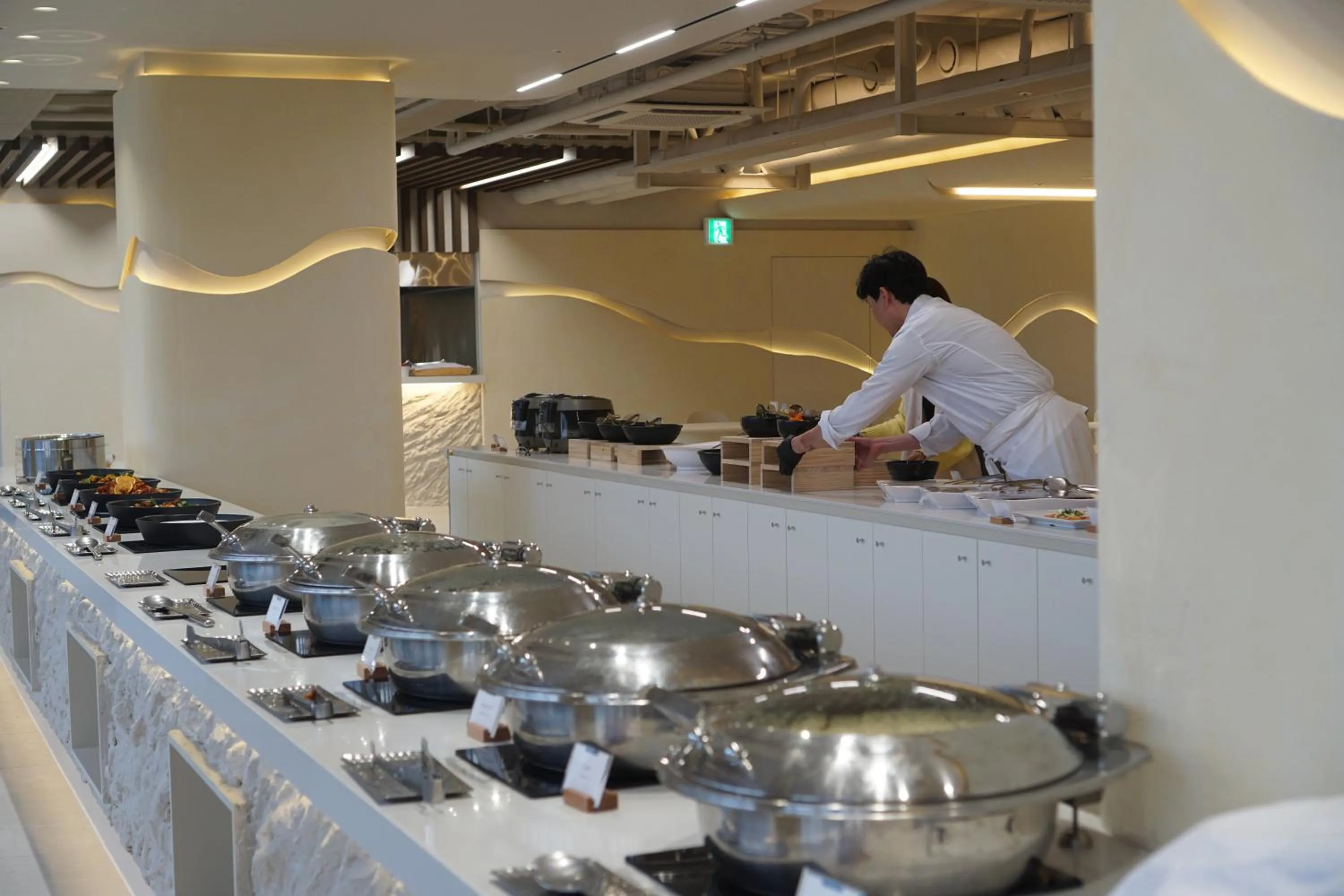 Restaurant/places to eat in The First70 Hotel