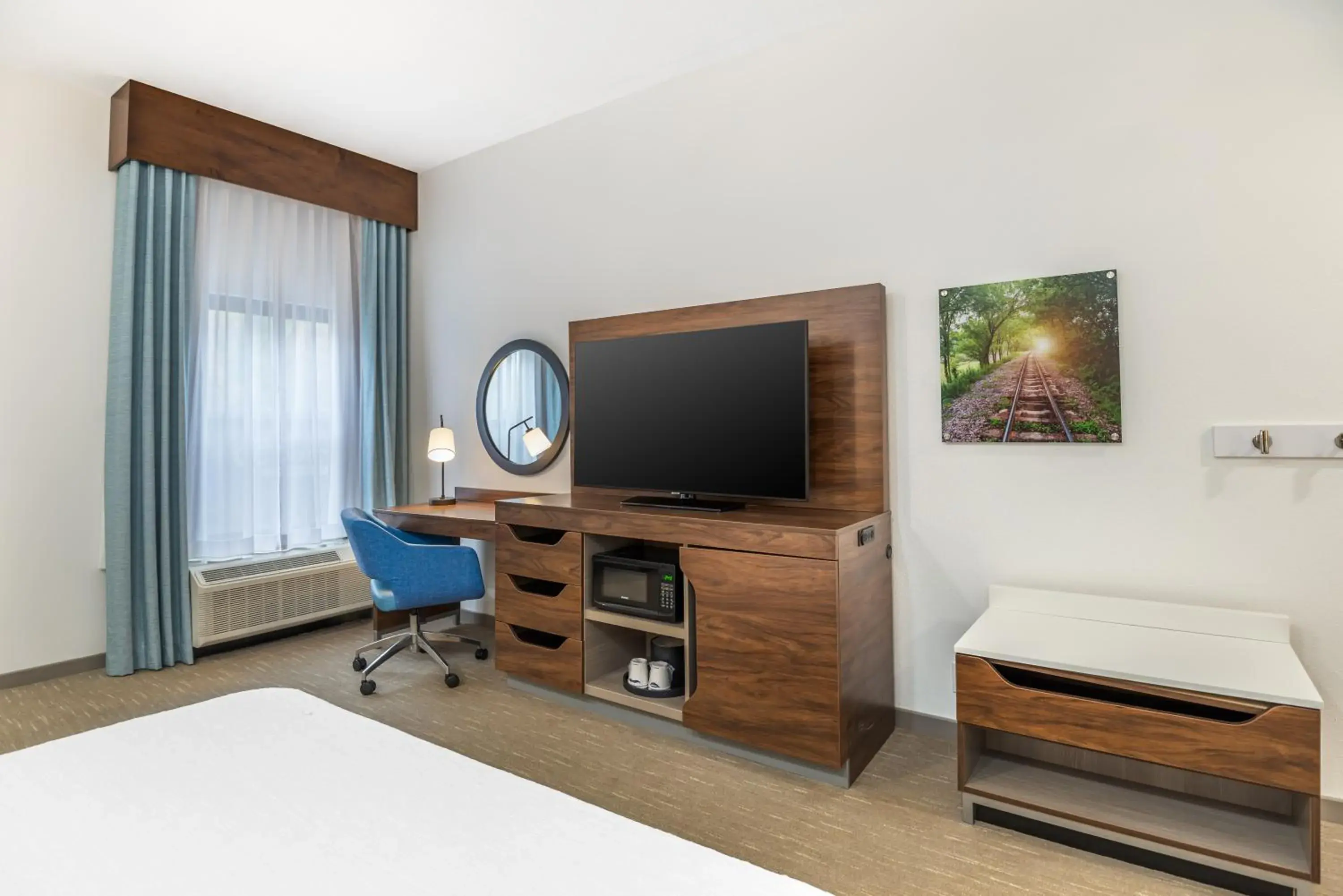 King Room with Roll-In Shower - Mobility and Hearing Access/Non-Smoking in Hampton Inn Petersburg-Fort Lee King Room with Roll-In Shower - Mobility and Hearing Access/Non-Smoking in Hampton Inn Petersburg-Fort Lee