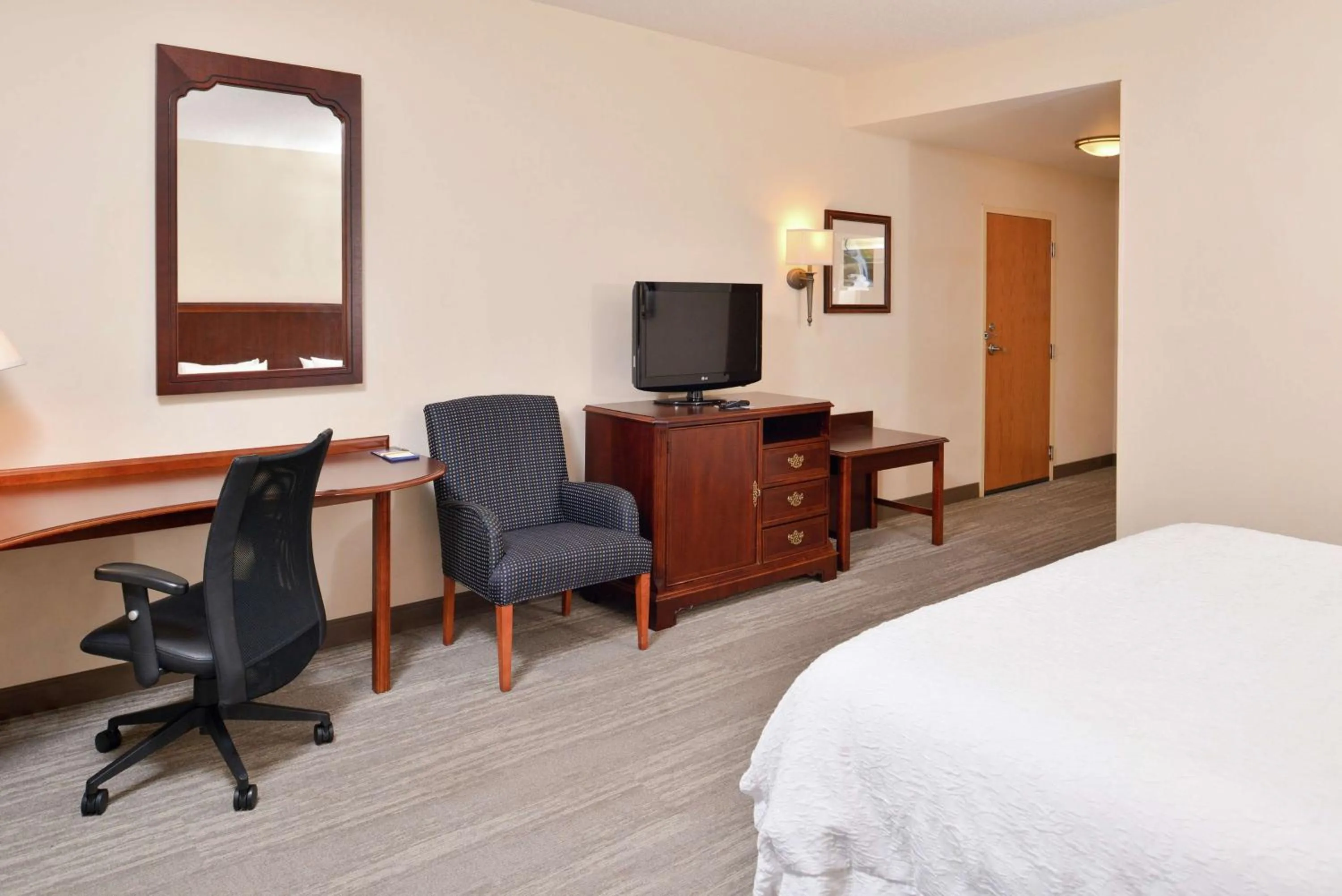 Bedroom, Bed in Hampton Inn Harrisonburg South
