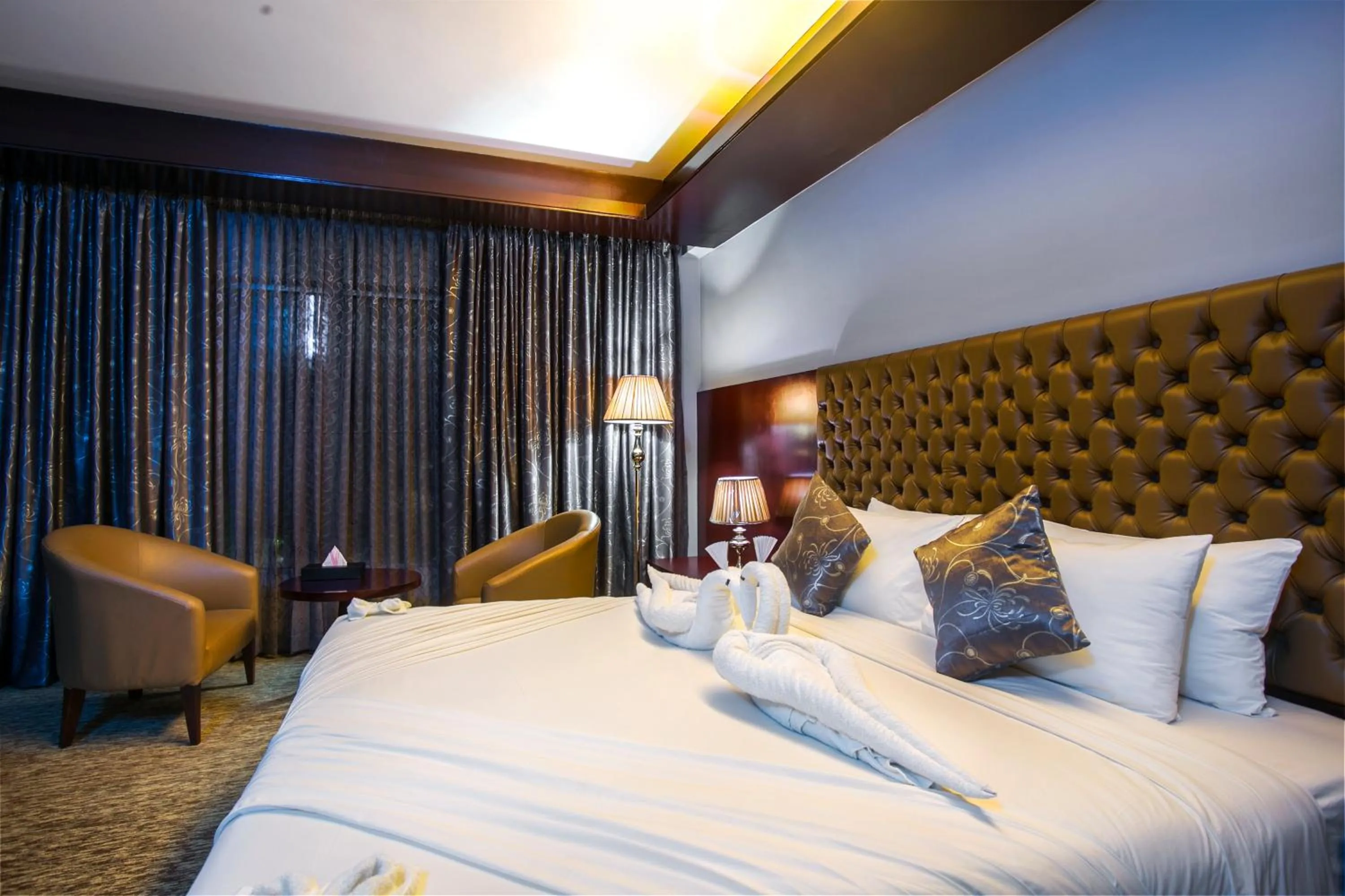 Pool view, Bed in Momo Inn