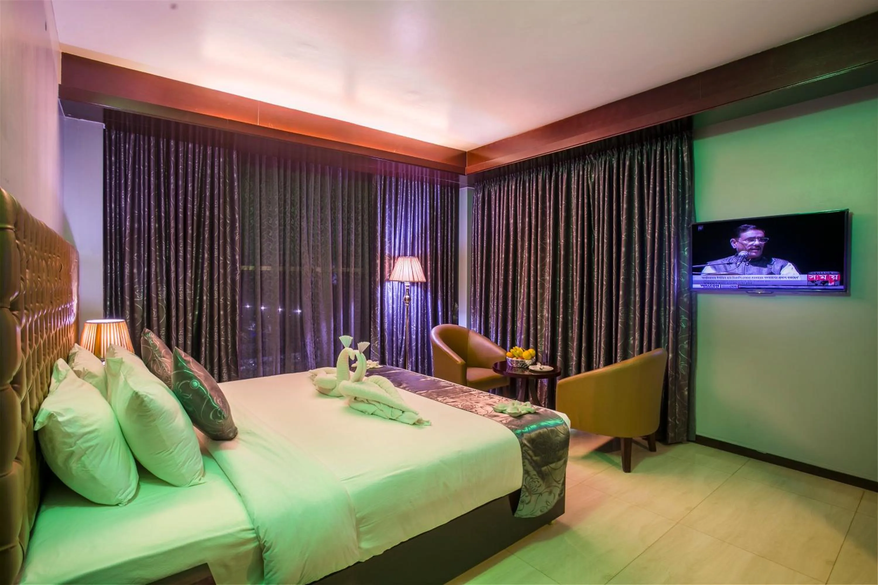 Pool view, Bed in Momo Inn