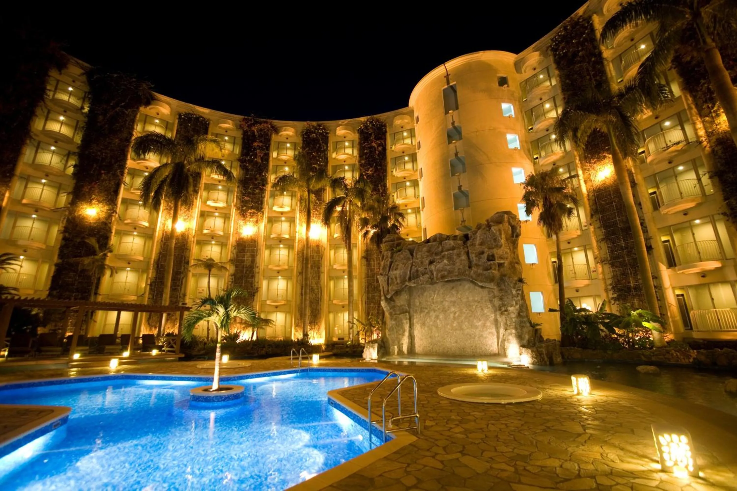 Facade/entrance in Okinawa Kariyushi Beach Resort Ocean Spa