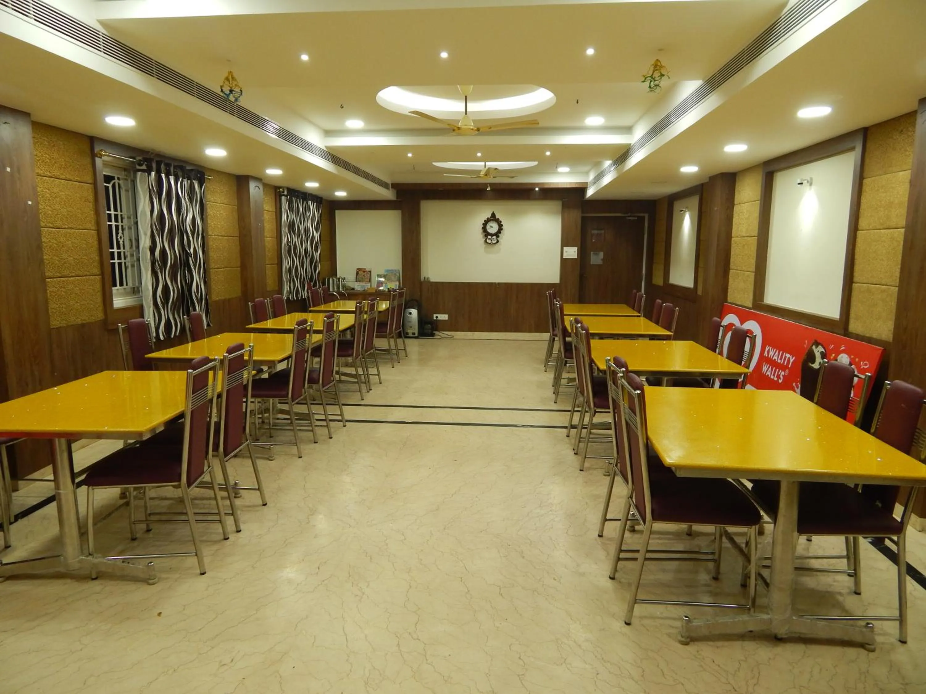 Restaurant/places to eat in Hotel Aadhi