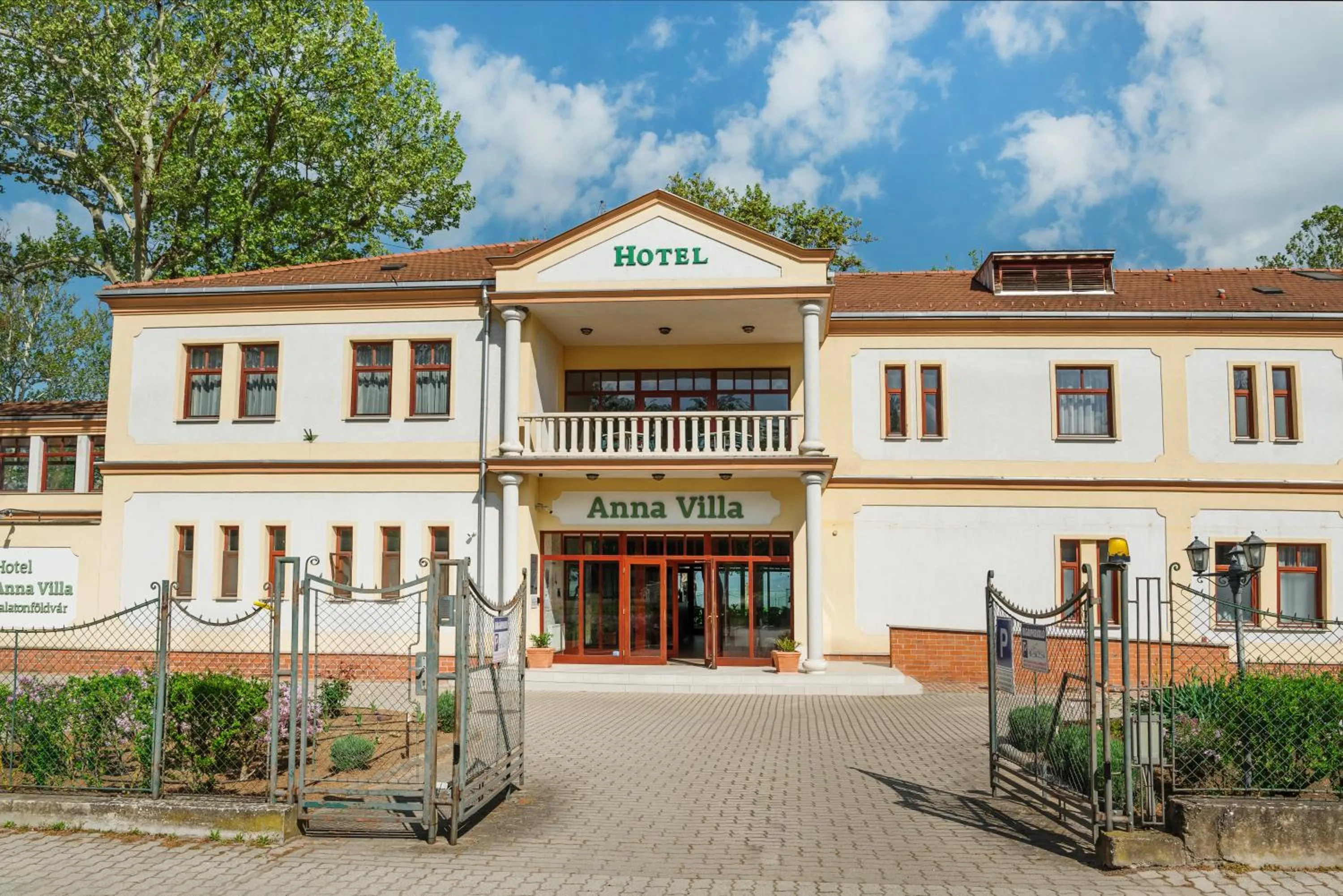 Property building in Hotel Anna Villa