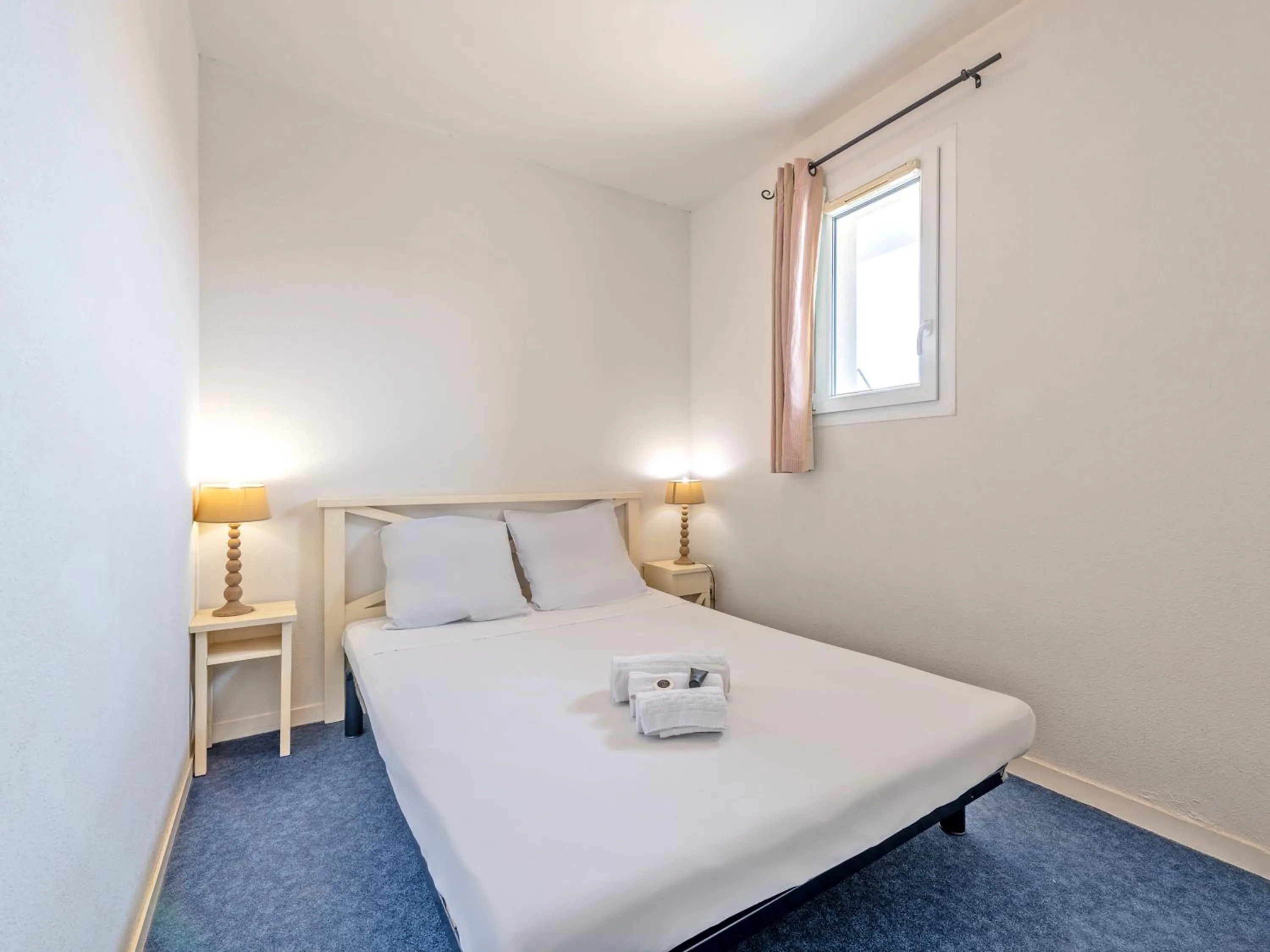 Bedroom, Bed in Vacancéole - Le Domaine de Bertheaume