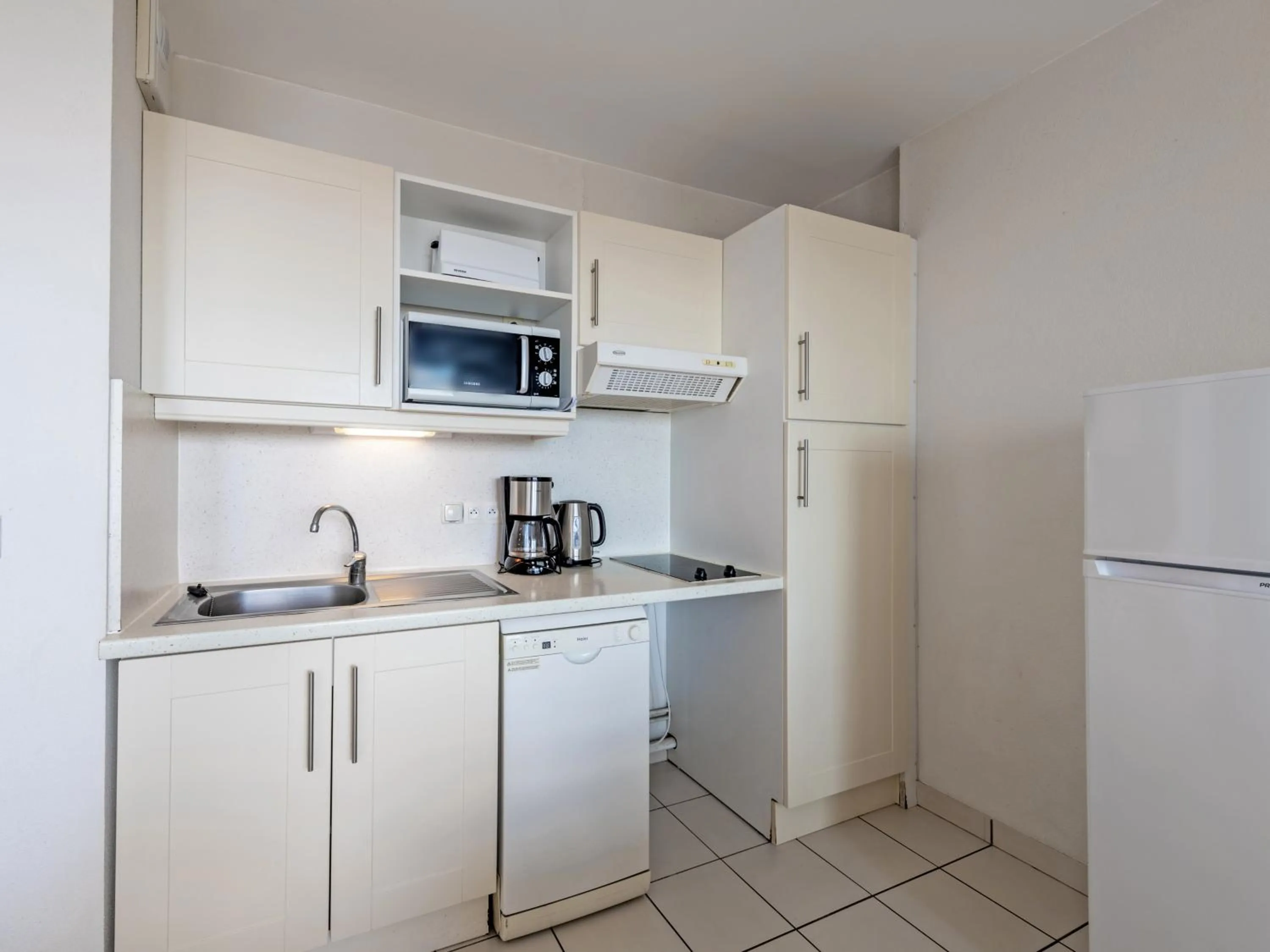 Kitchen or kitchenette in Vacancéole - Le Domaine de Bertheaume