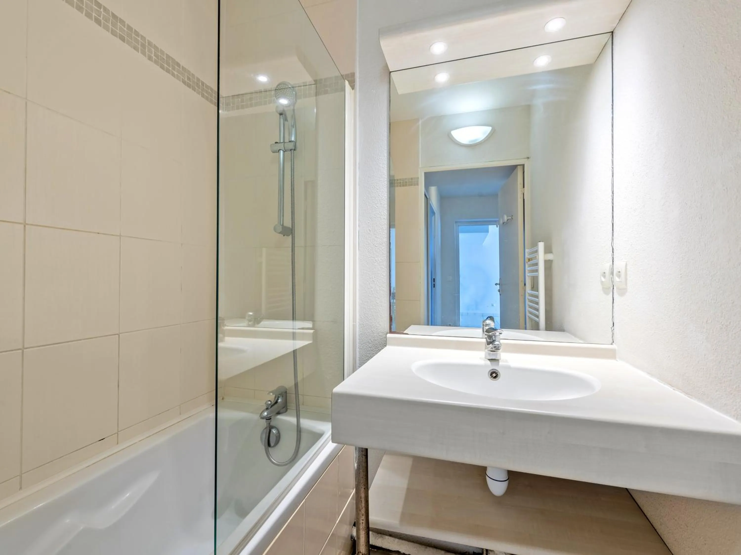 Bathroom in Vacancéole - Le Domaine de Bertheaume