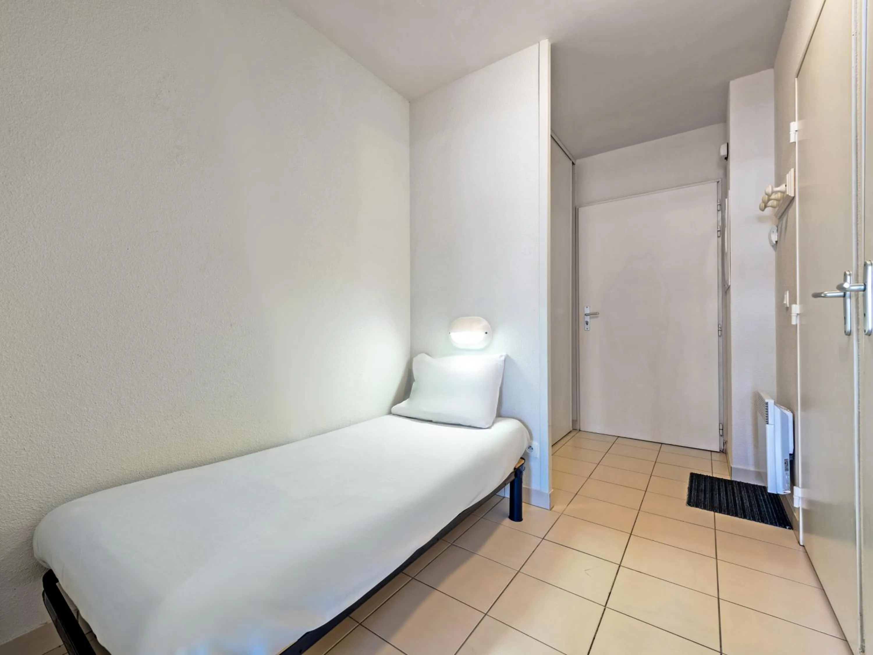 Photo of the whole room, Bed in Vacancéole - Le Domaine de Bertheaume