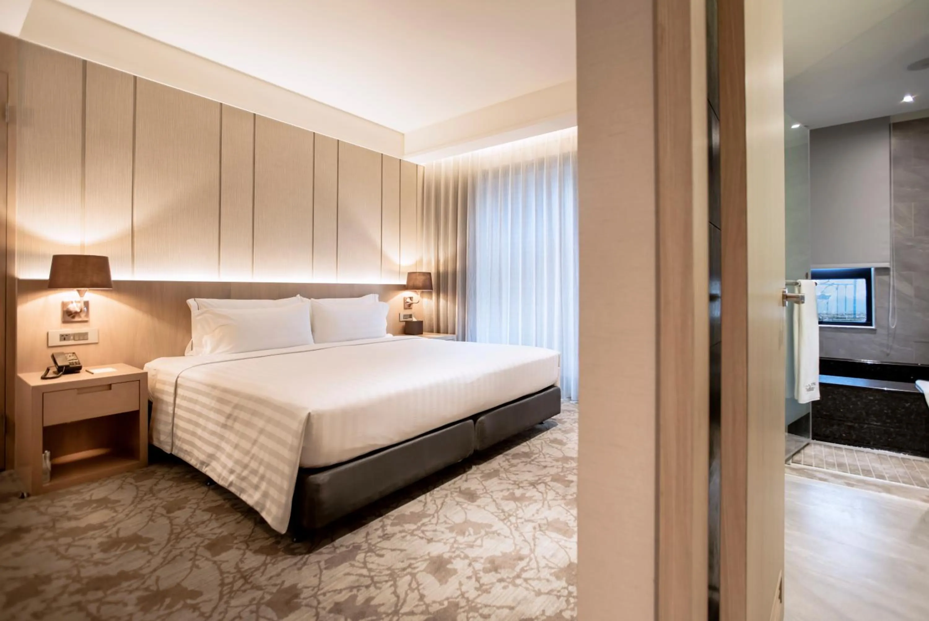 wardrobe, Bed in Hotel Valletta