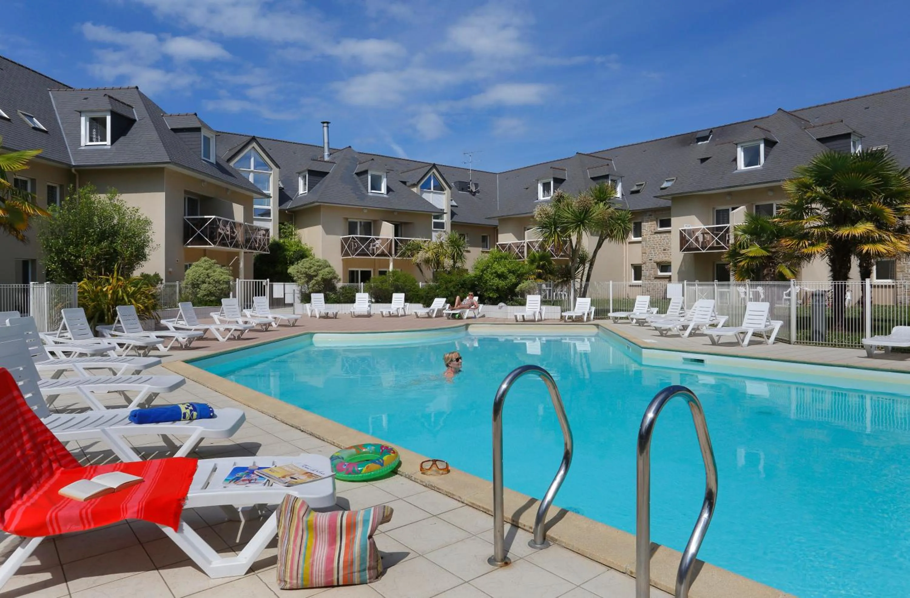 Swimming pool in Résidence Néméa Kermael