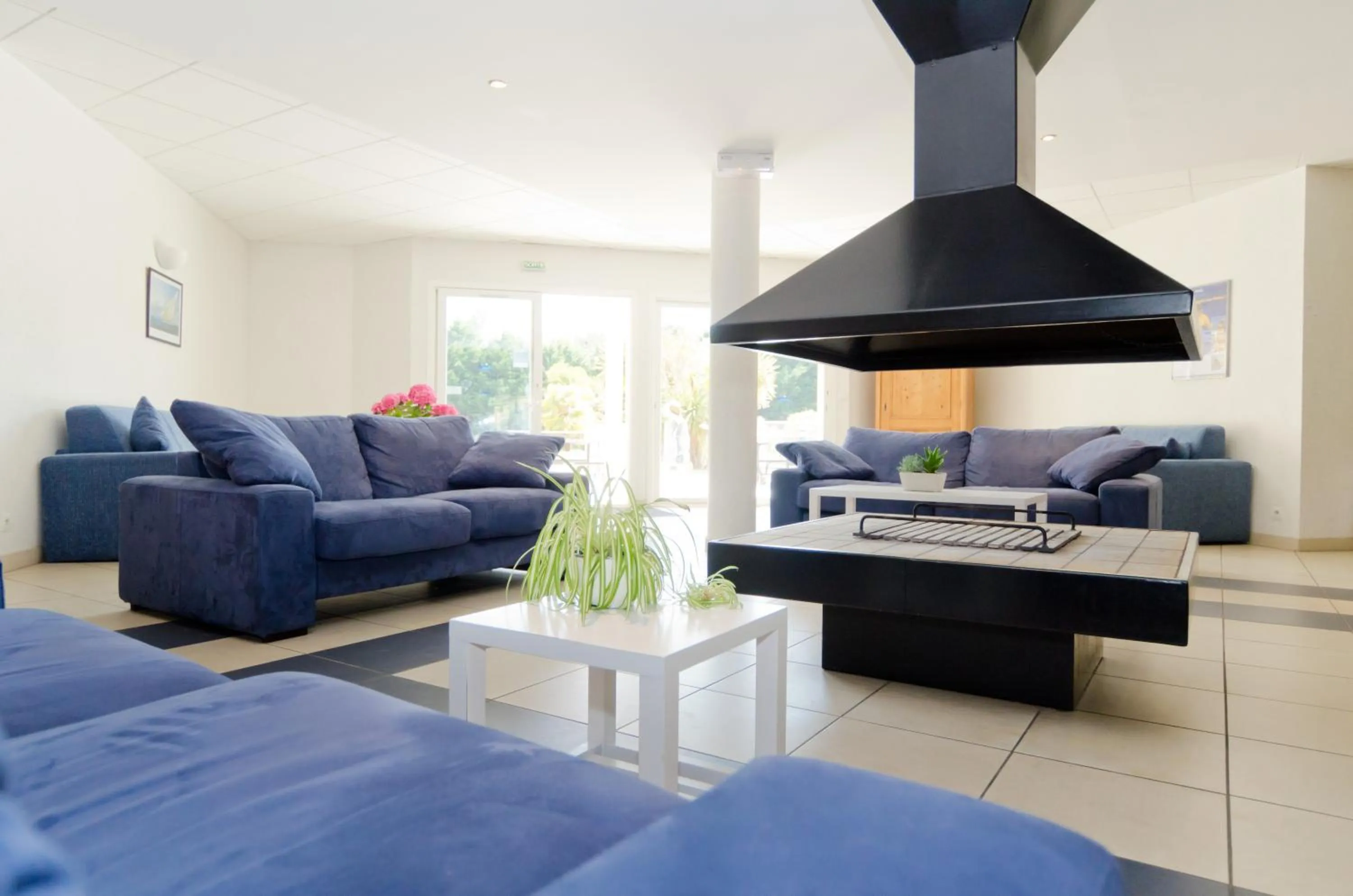 Communal lounge/ TV room in Résidence Néméa Kermael