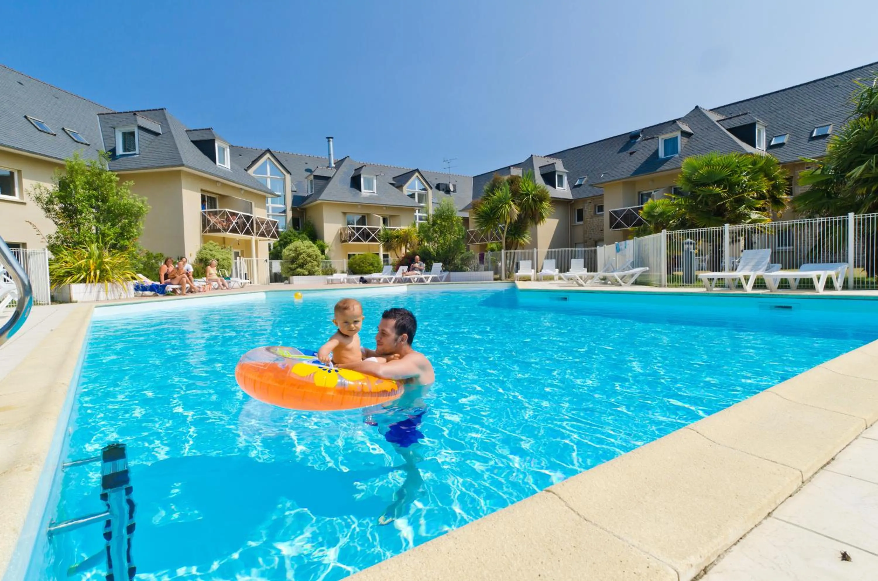 Swimming pool in Résidence Néméa Kermael