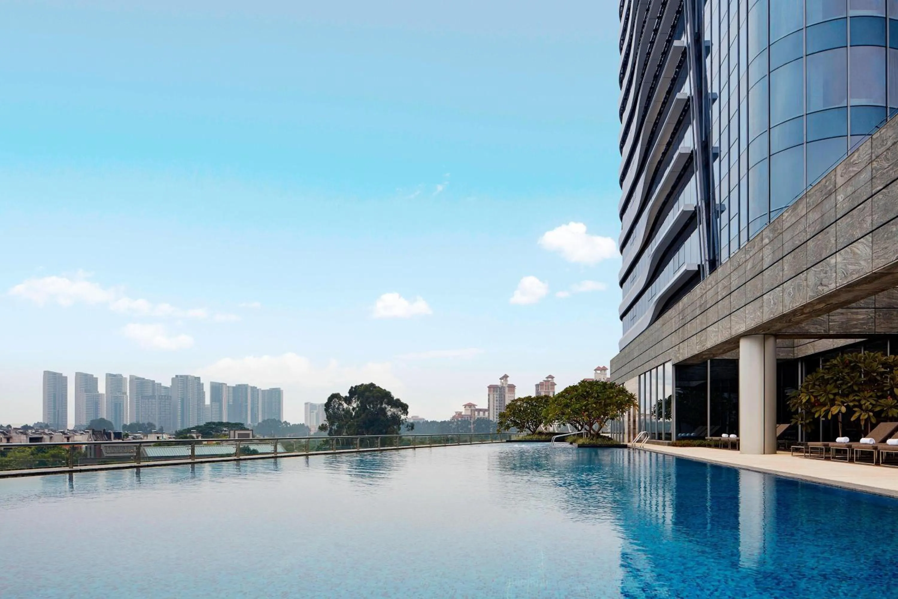 Swimming pool in Sheraton Guangzhou Nansha Hotel