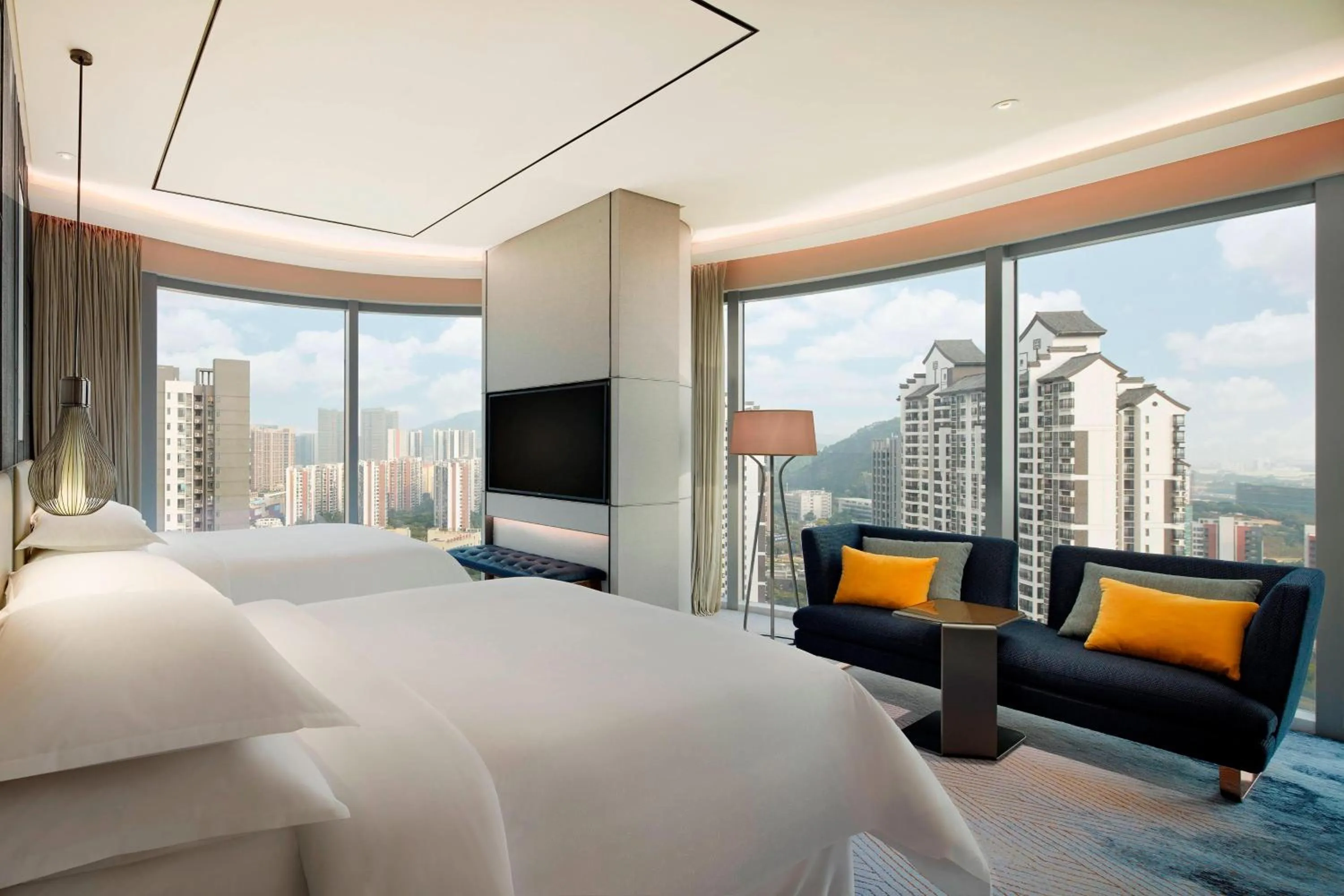 Photo of the whole room, Bed in Sheraton Guangzhou Nansha Hotel