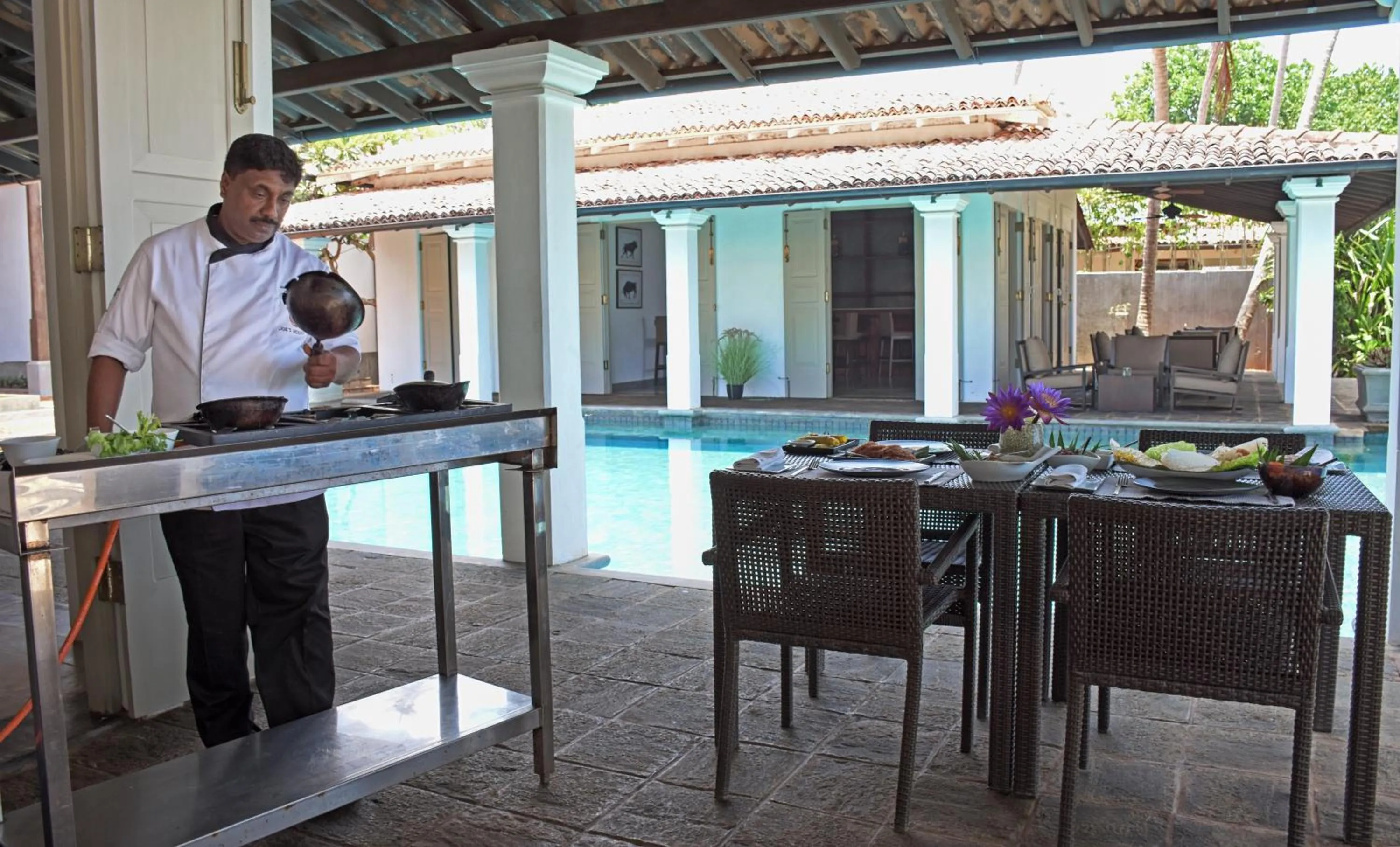 Dining area in Era Beach