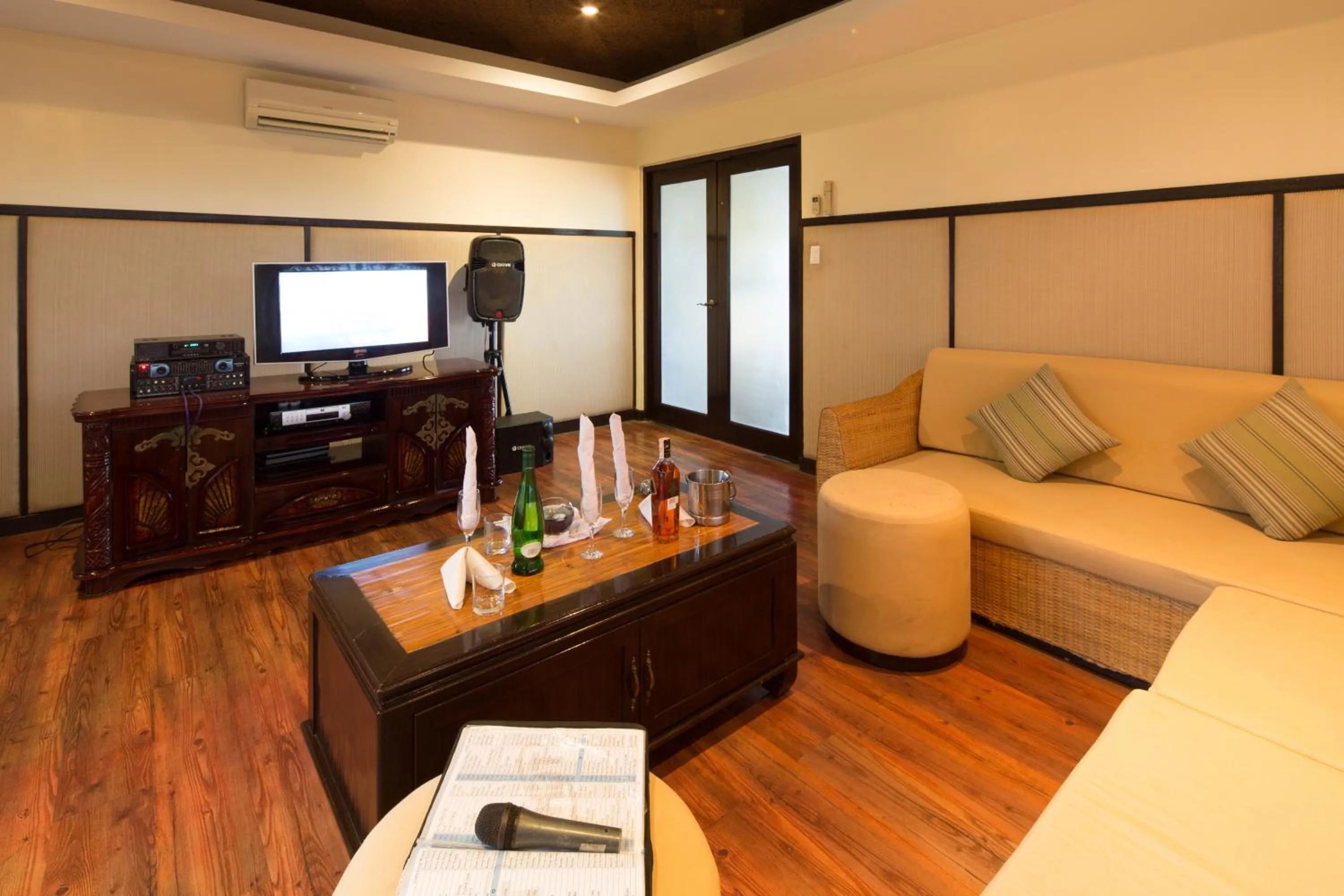 Karaoke in Alta Vista de Boracay