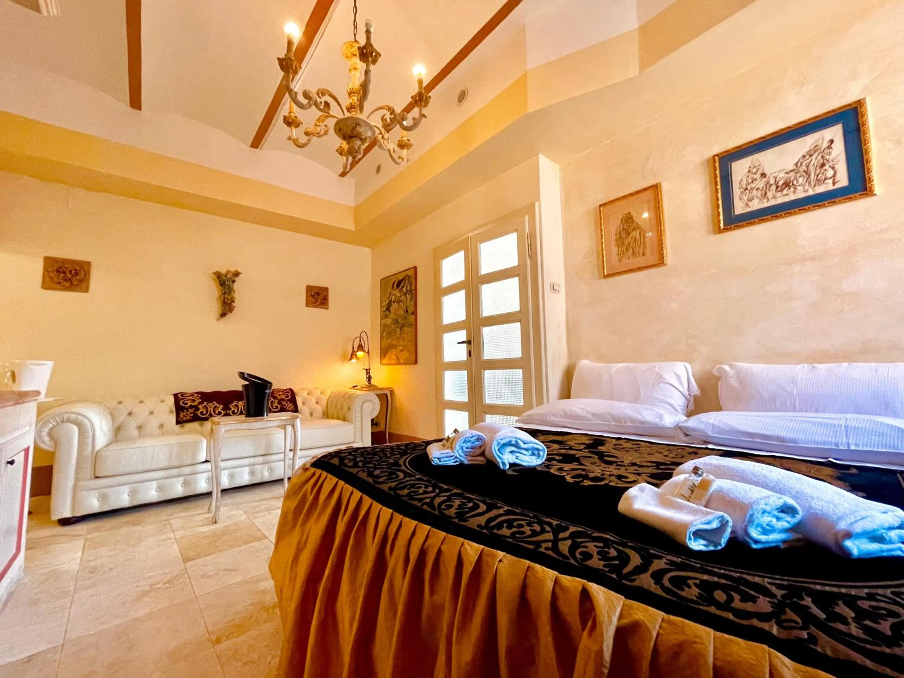 Photo of the whole room, Bed in Palazzo Barbini Dimora Storica