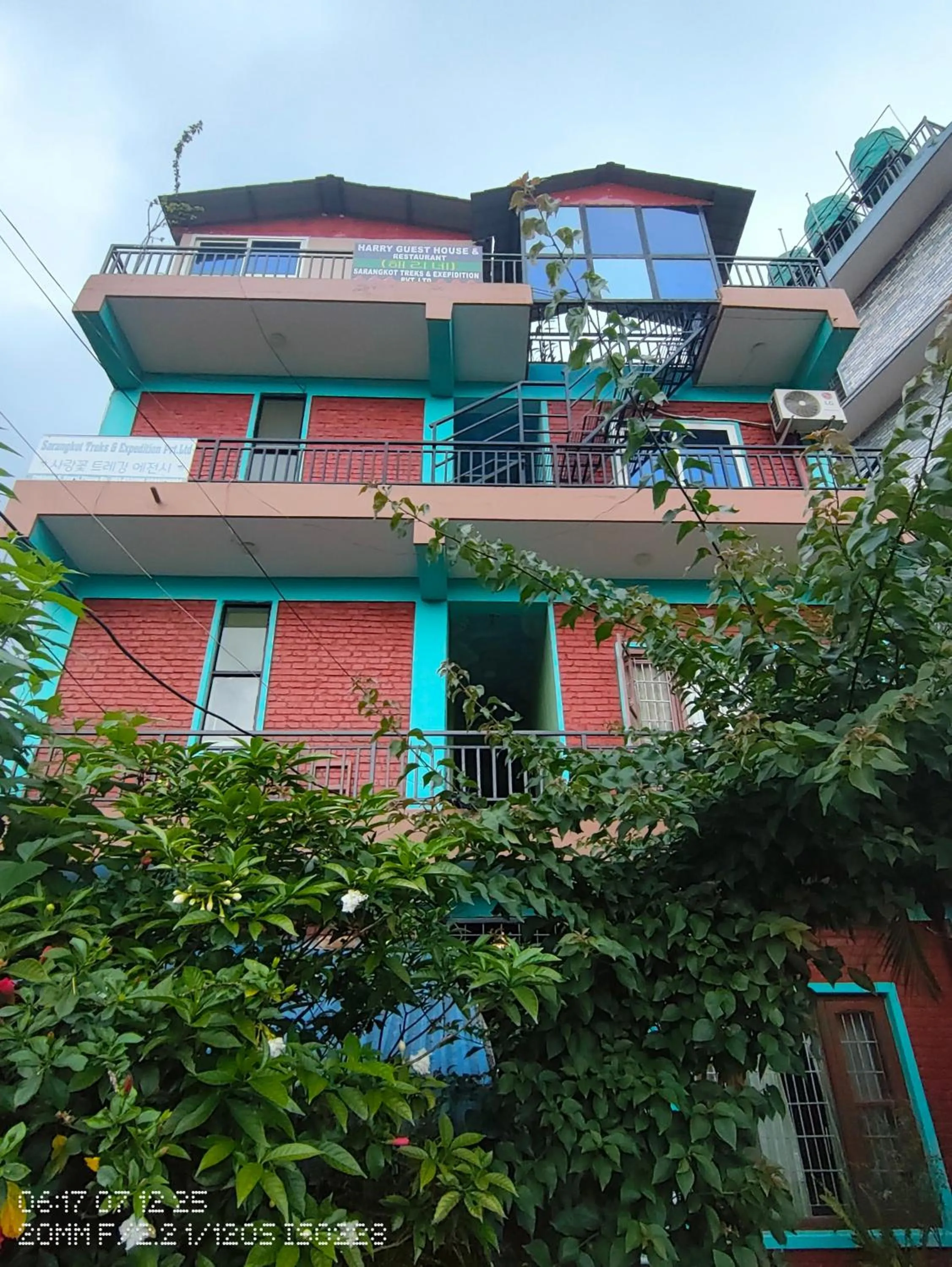 Property building in Harry Guest House & Restaurant