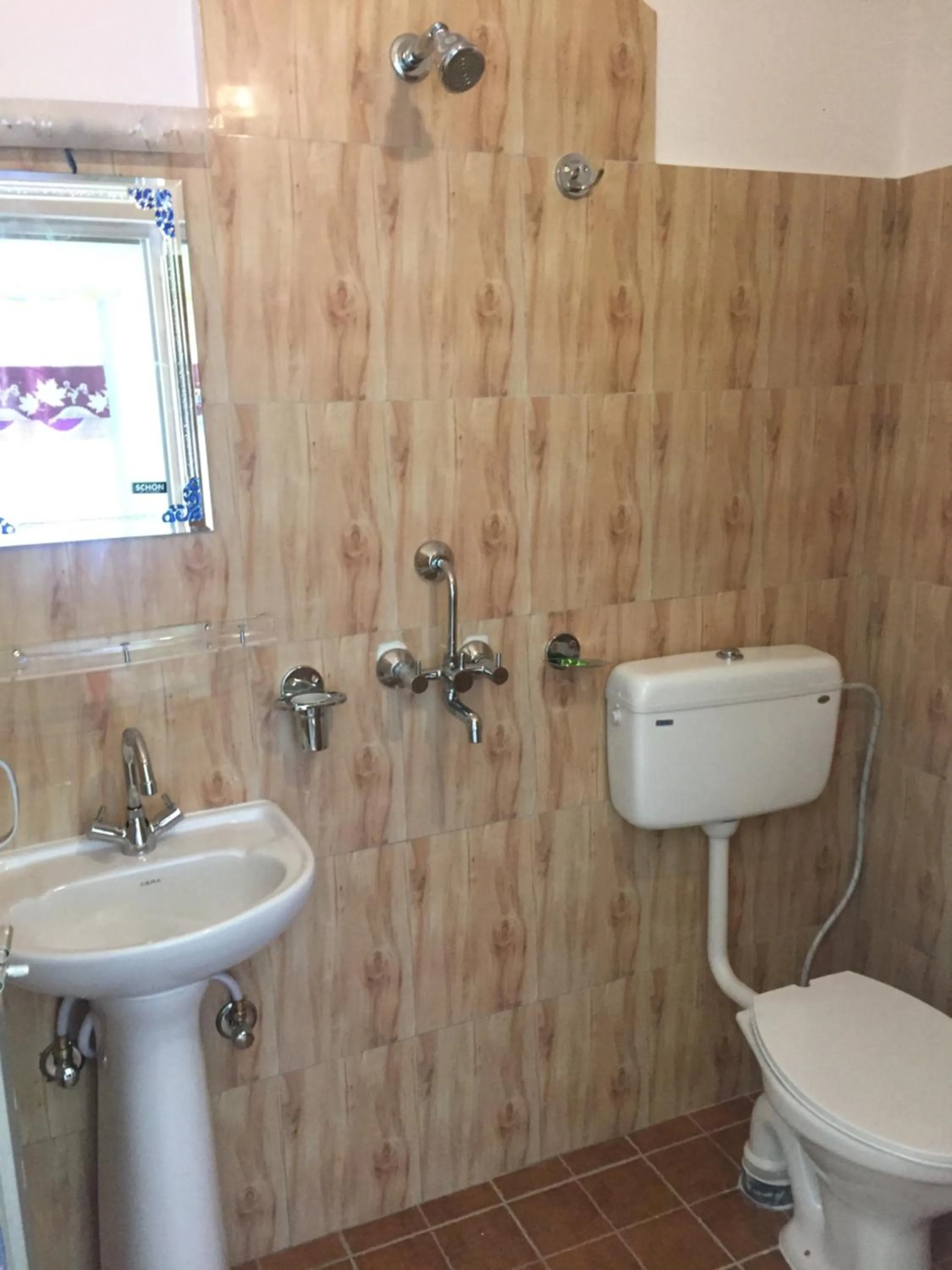 Shower in Harry Guest House & Restaurant