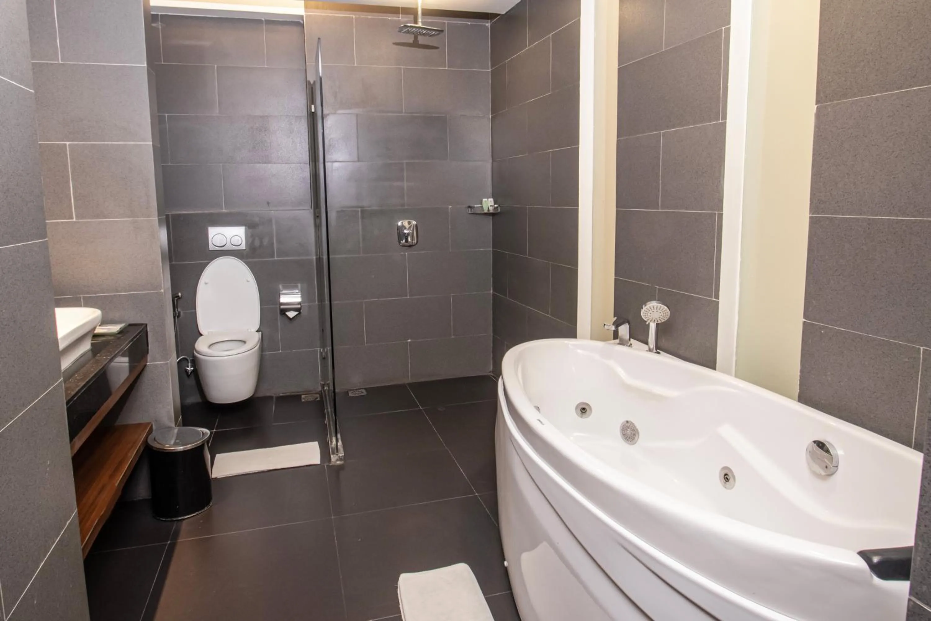 Bath in Golden Tulip Essential Makassar