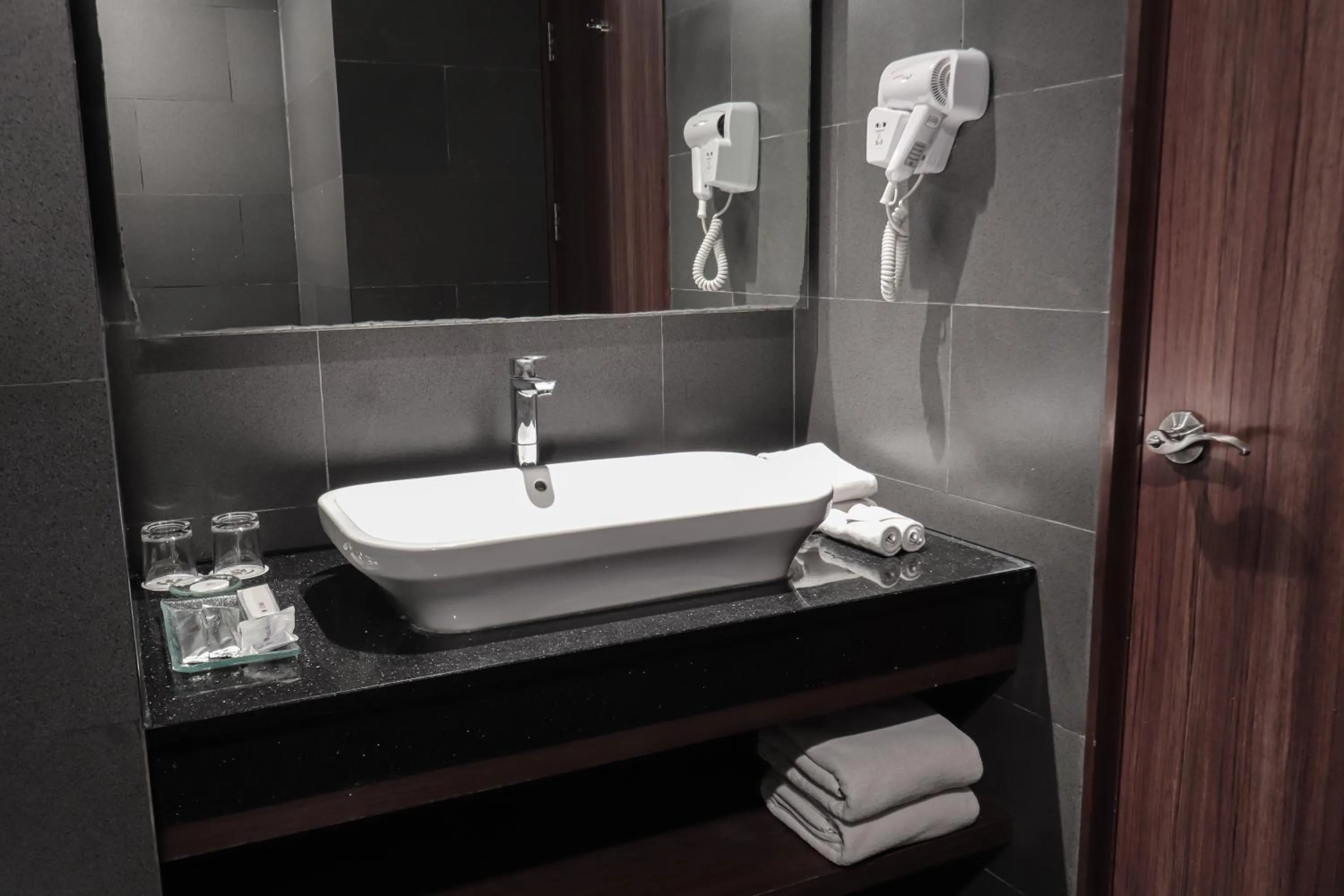 Toilet in Golden Tulip Essential Makassar