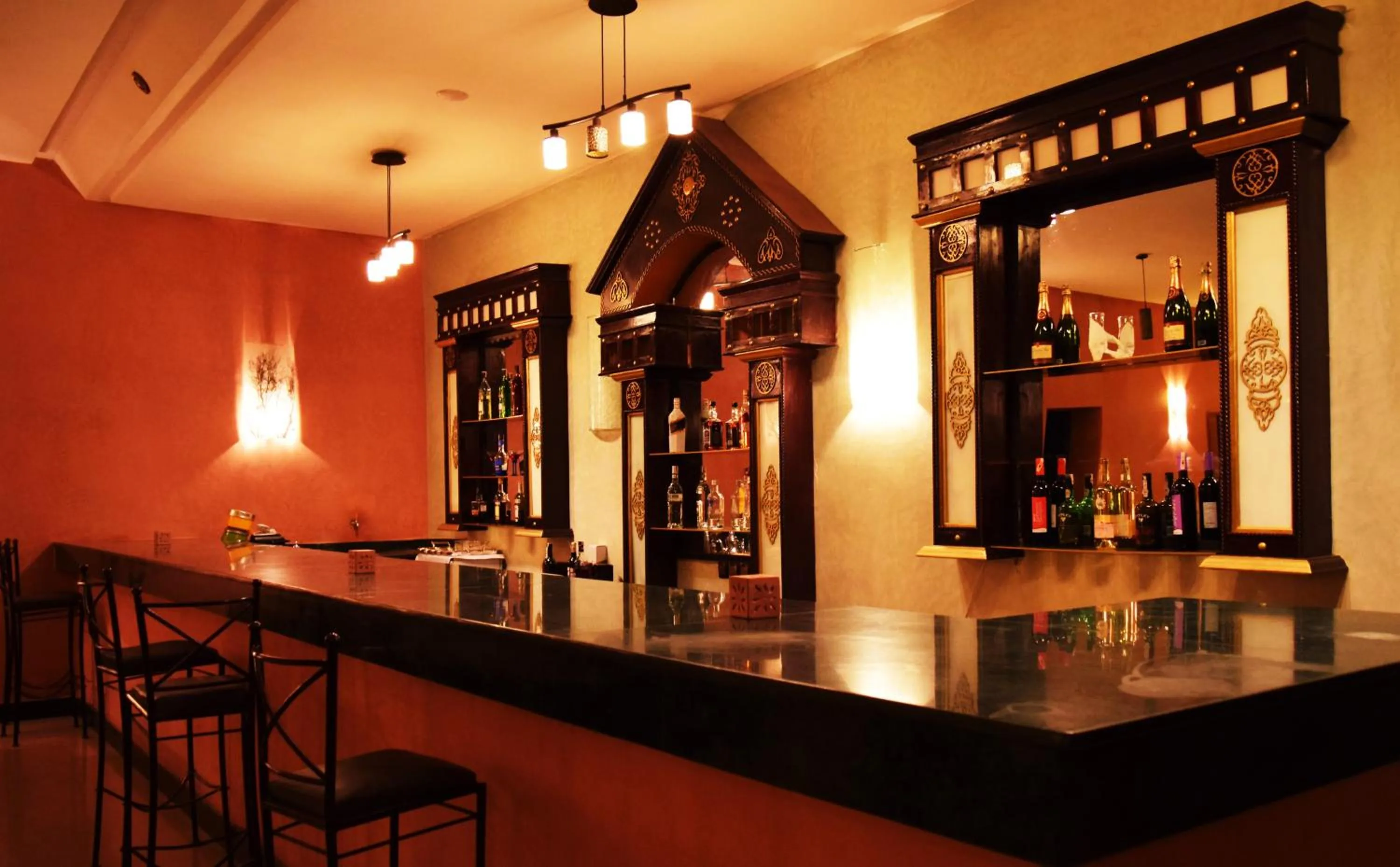 Restaurant/places to eat in Palm's Hotel Club