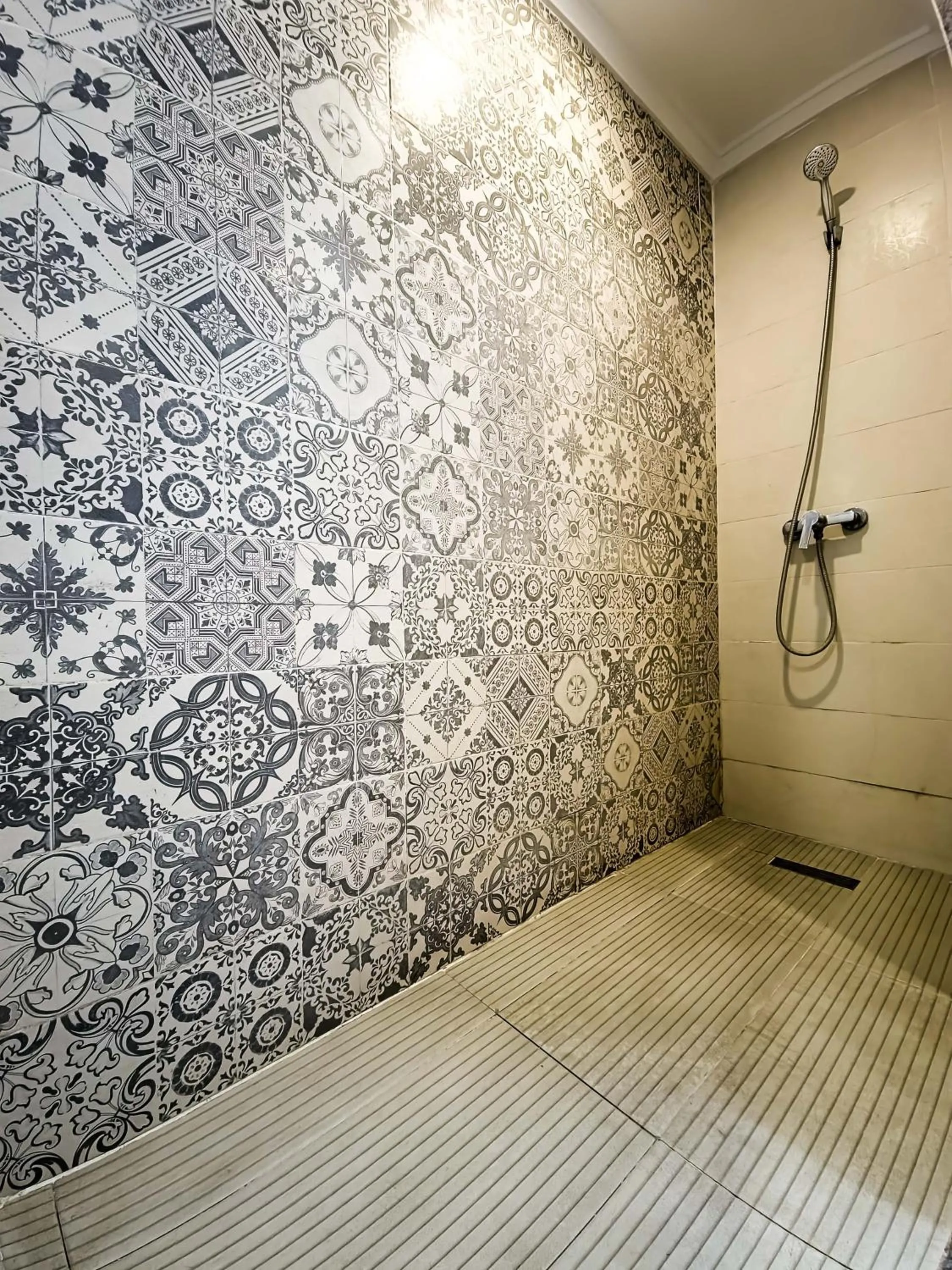 Shower in Palm's Hotel Club