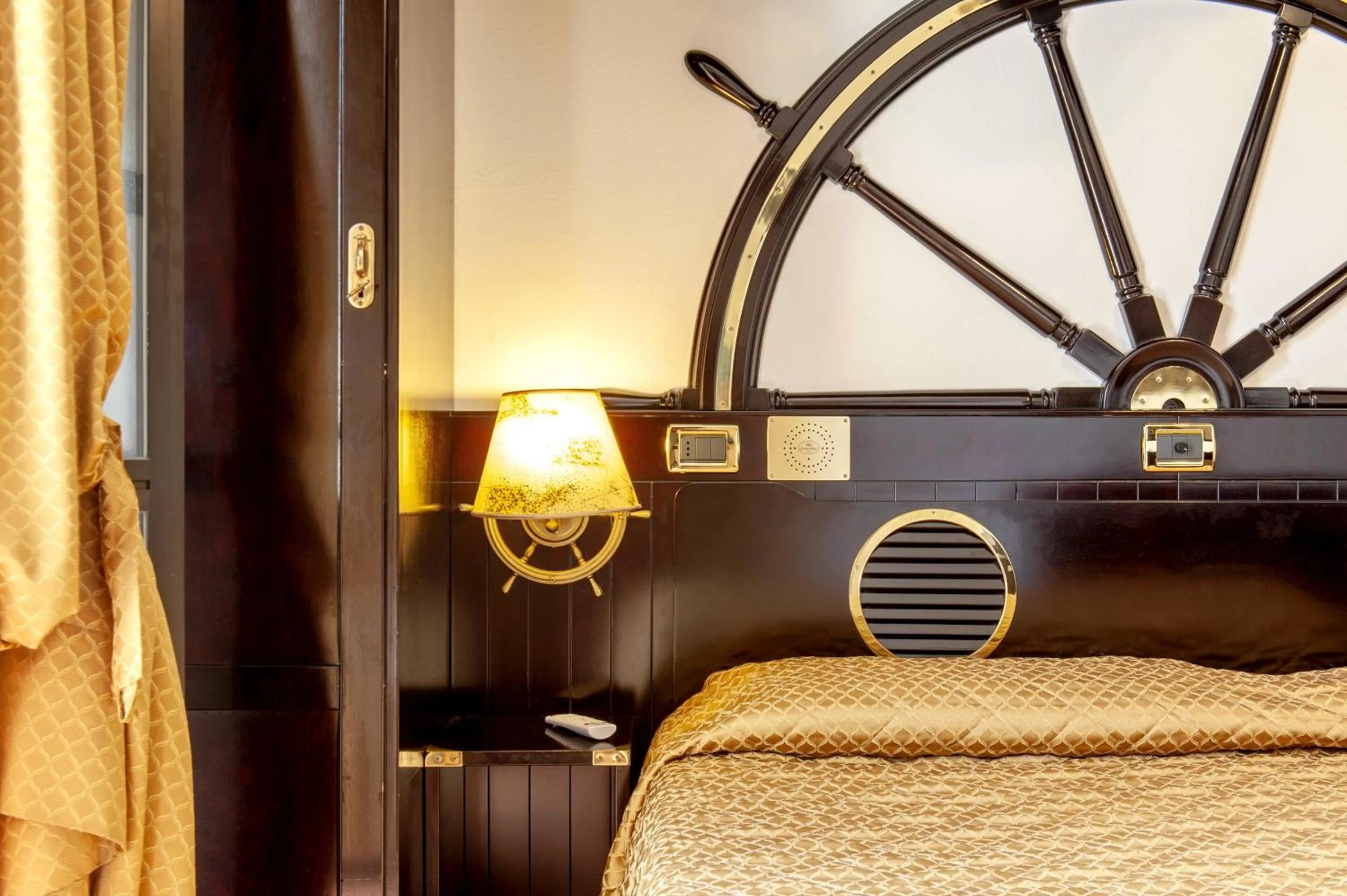 Decorative detail, Bed in Hotel Villa Lo Scoglietto