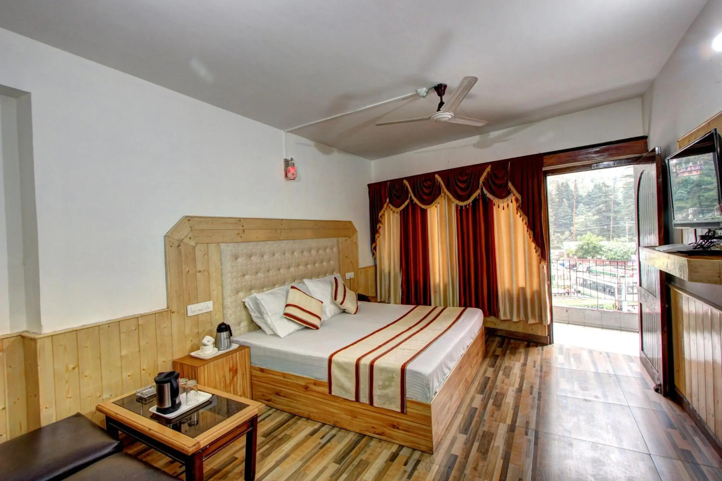 Deluxe Room in Hotel Highway inn Deluxe Room in Hotel Highway inn