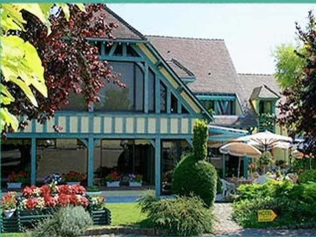 Facade/entrance in Logis Hôtel Le Pan De Bois