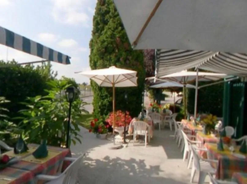 Restaurant/places to eat in Logis Hôtel Le Pan De Bois