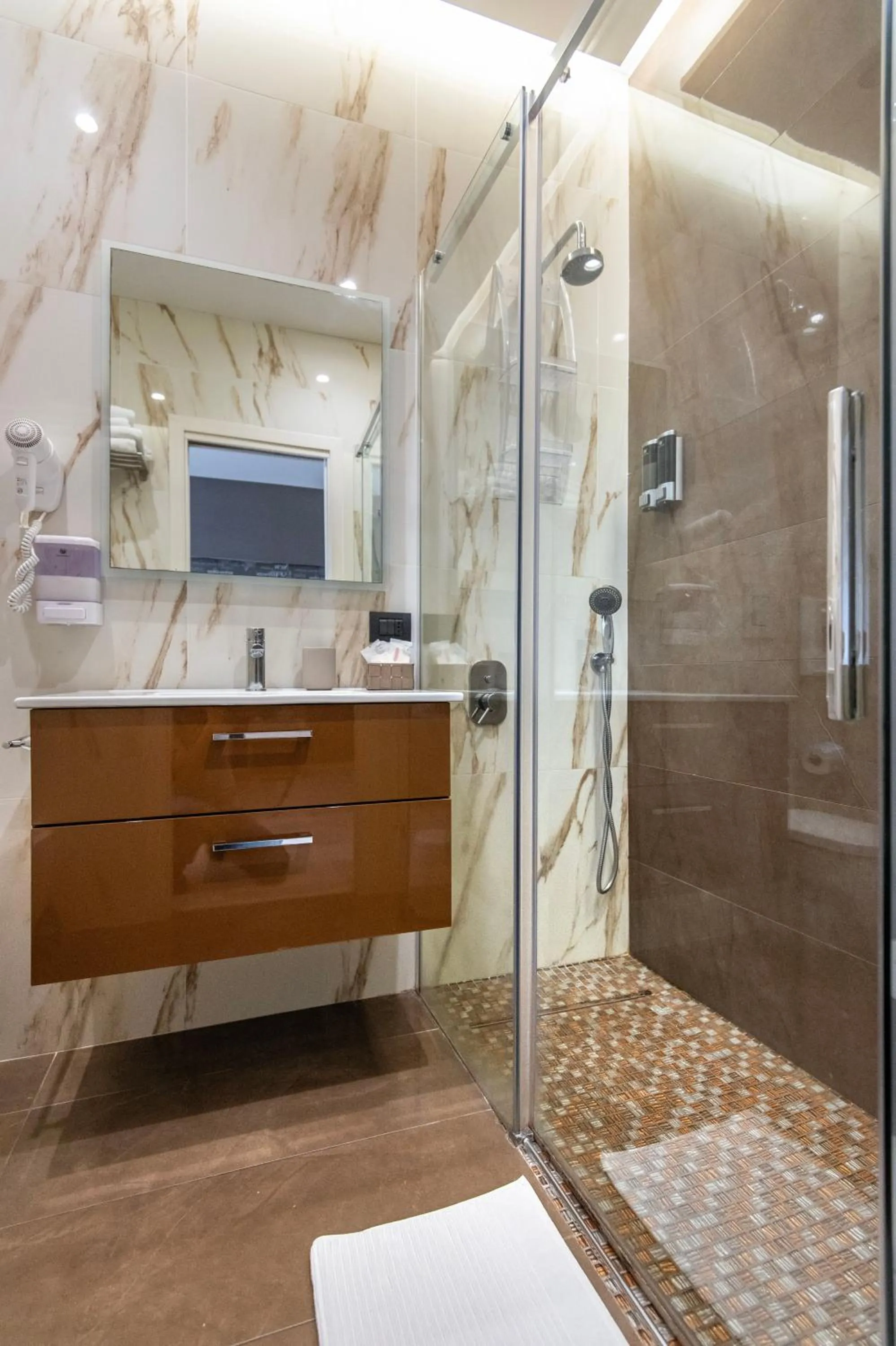 Shower in STARITA BED & PIZZA