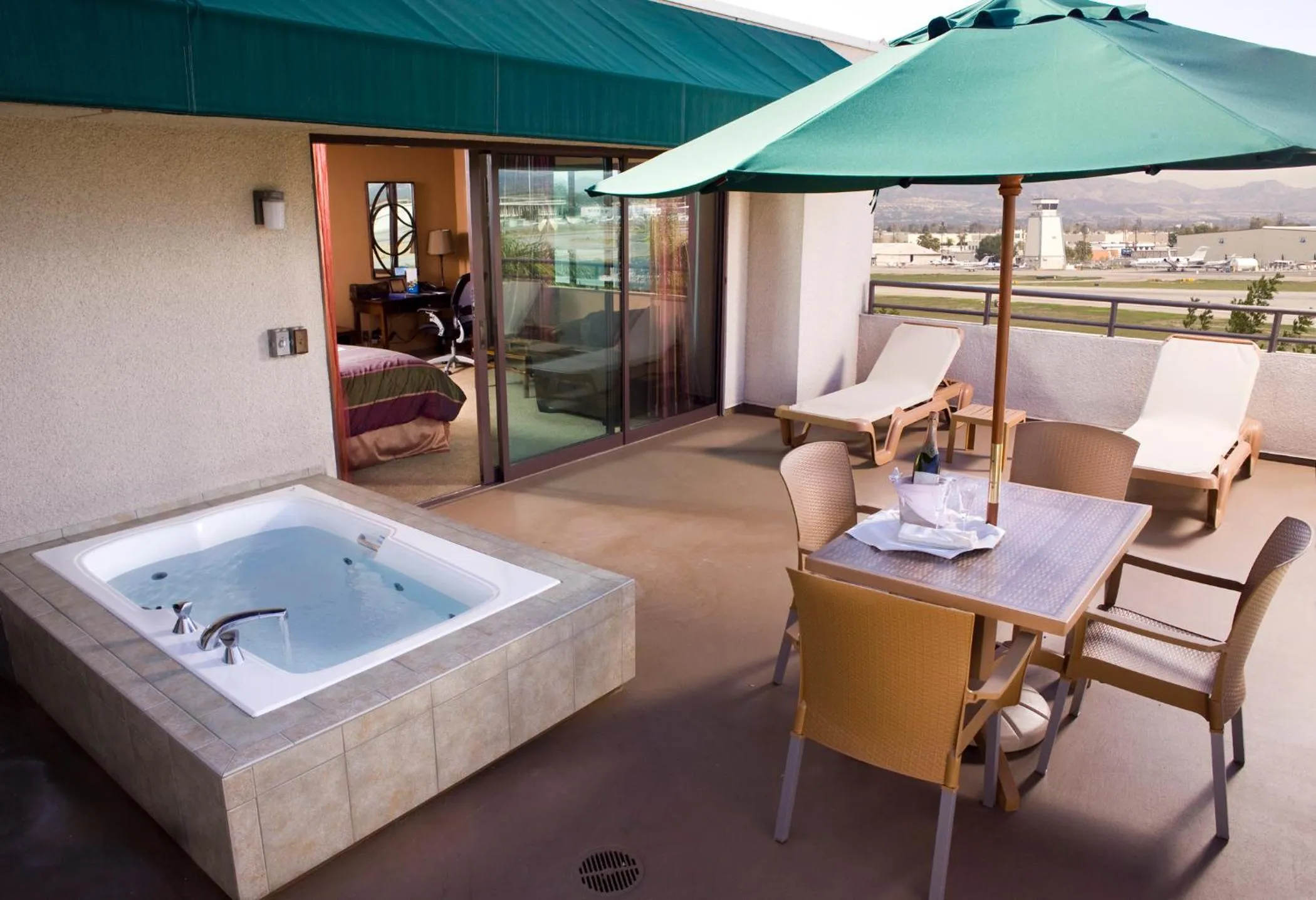 Hot Tub in Airtel Plaza Hotel