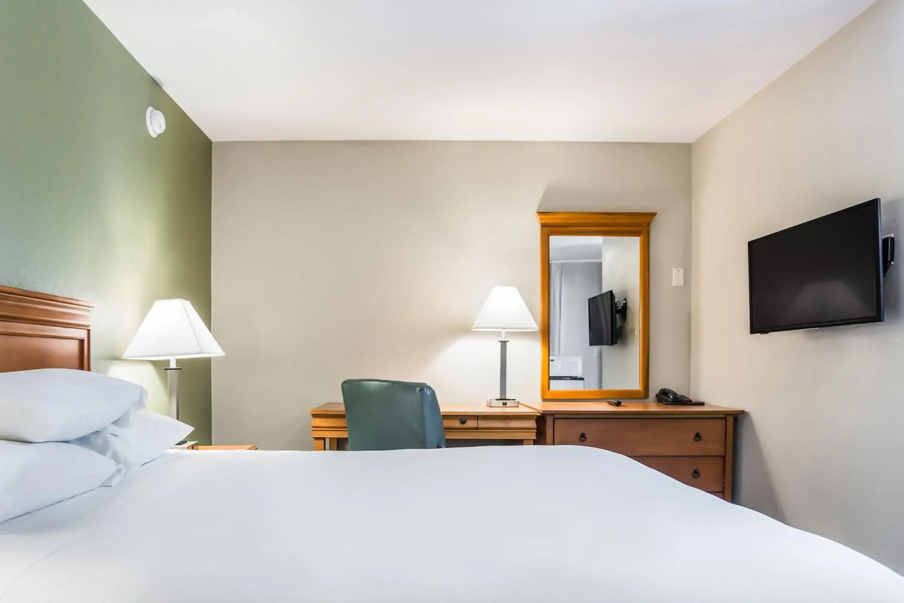 Queen Room - Smoking in Americas Best Value Inn - Lebanon Queen Room - Smoking in Americas Best Value Inn - Lebanon