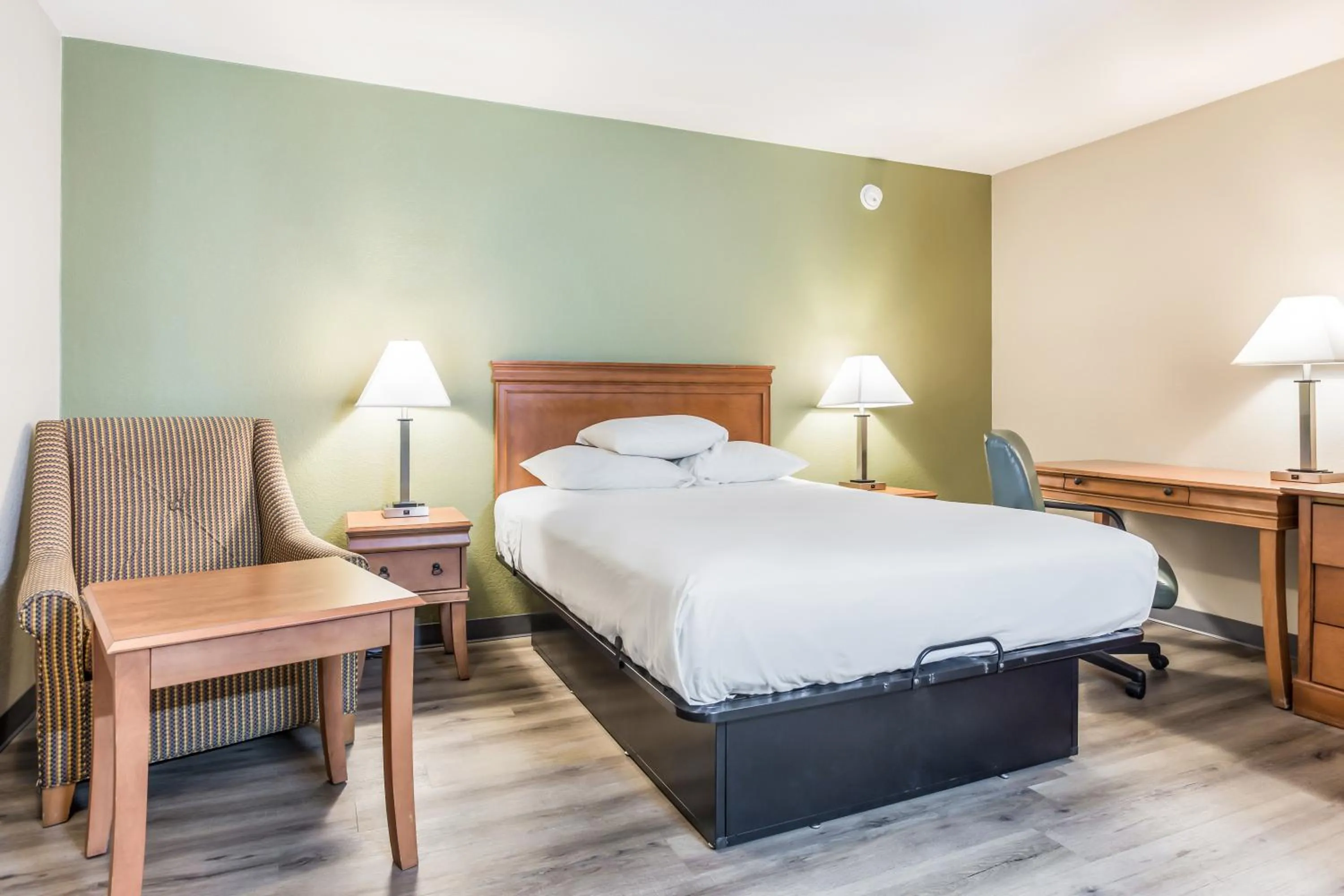 Bed in Americas Best Value Inn - Lebanon