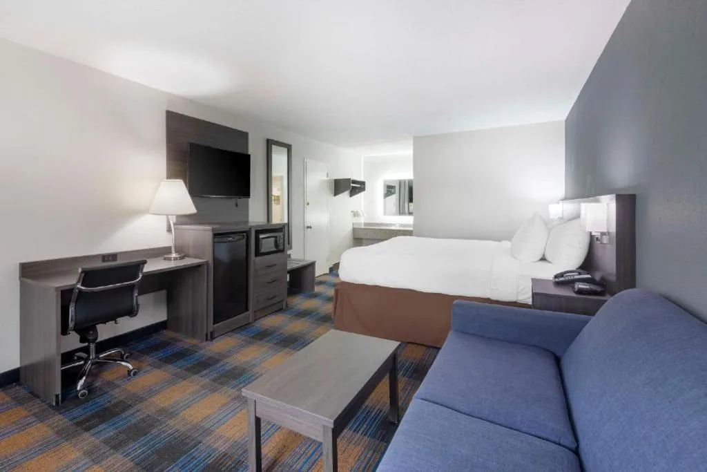 Bed in Quality Inn Memphis Downtown