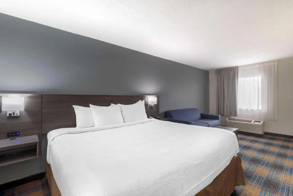 Bed in Quality Inn Memphis Downtown