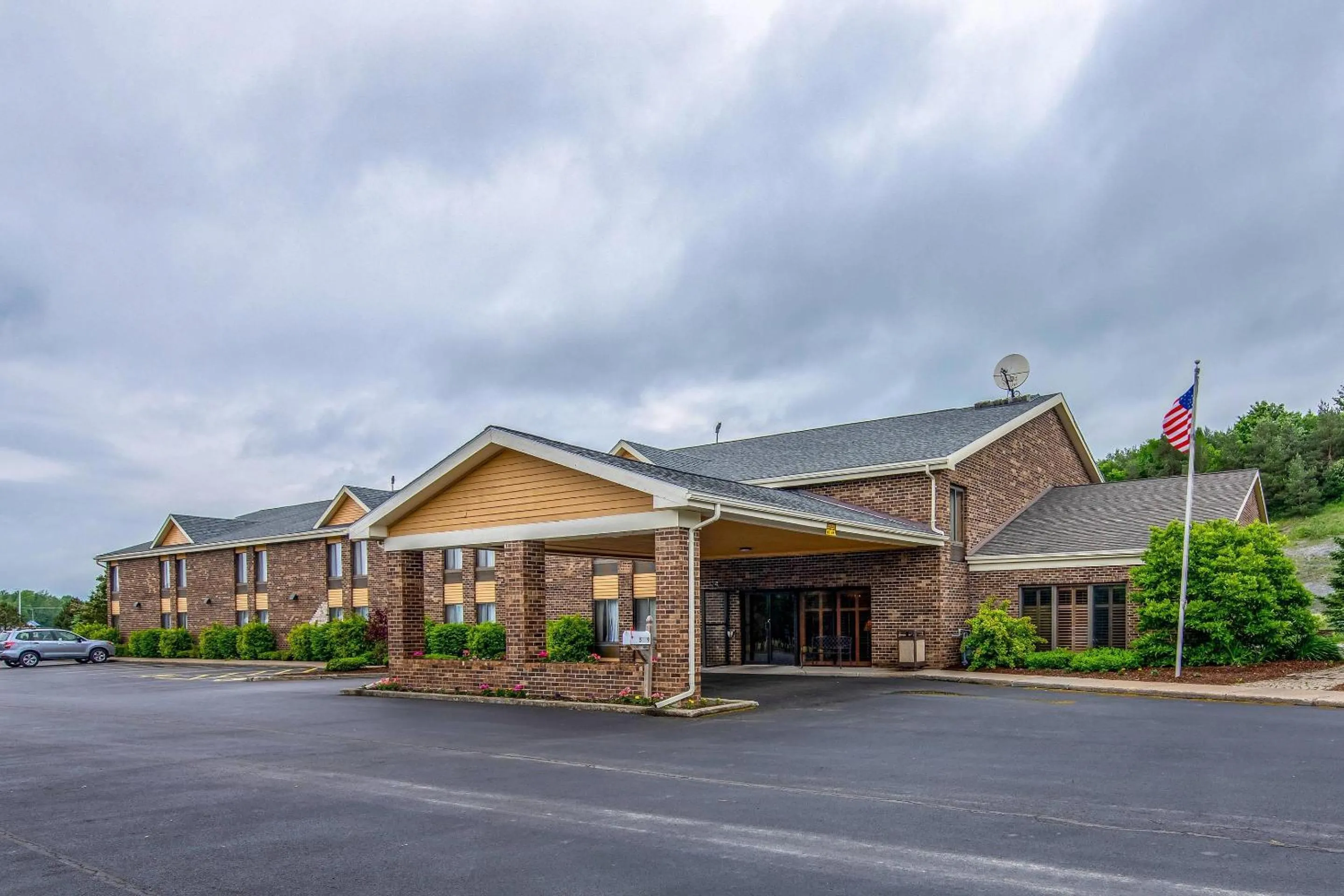 Property building in Quality Inn Tully I-81