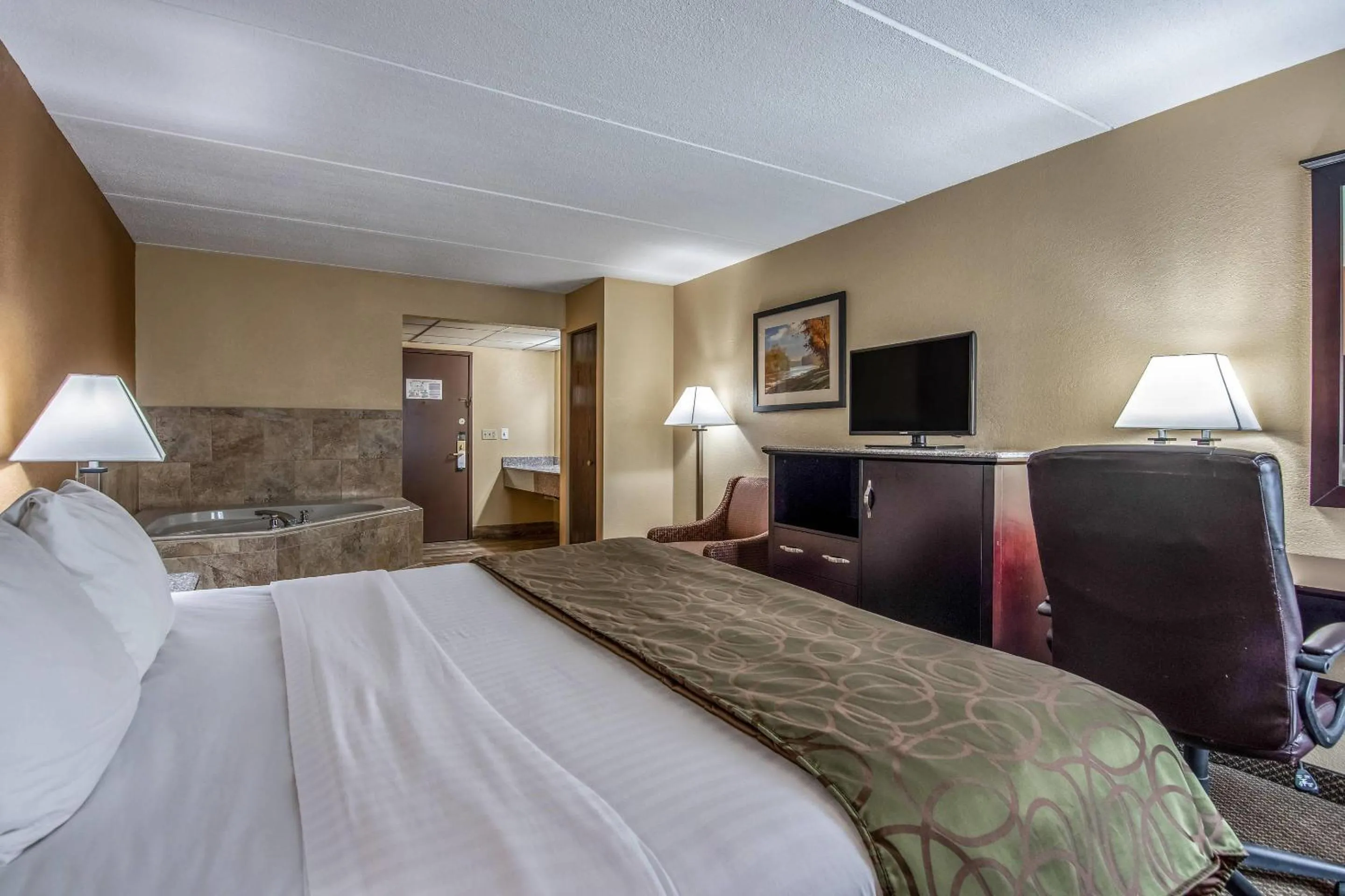 Bedroom, Bed in Quality Inn Tully I-81