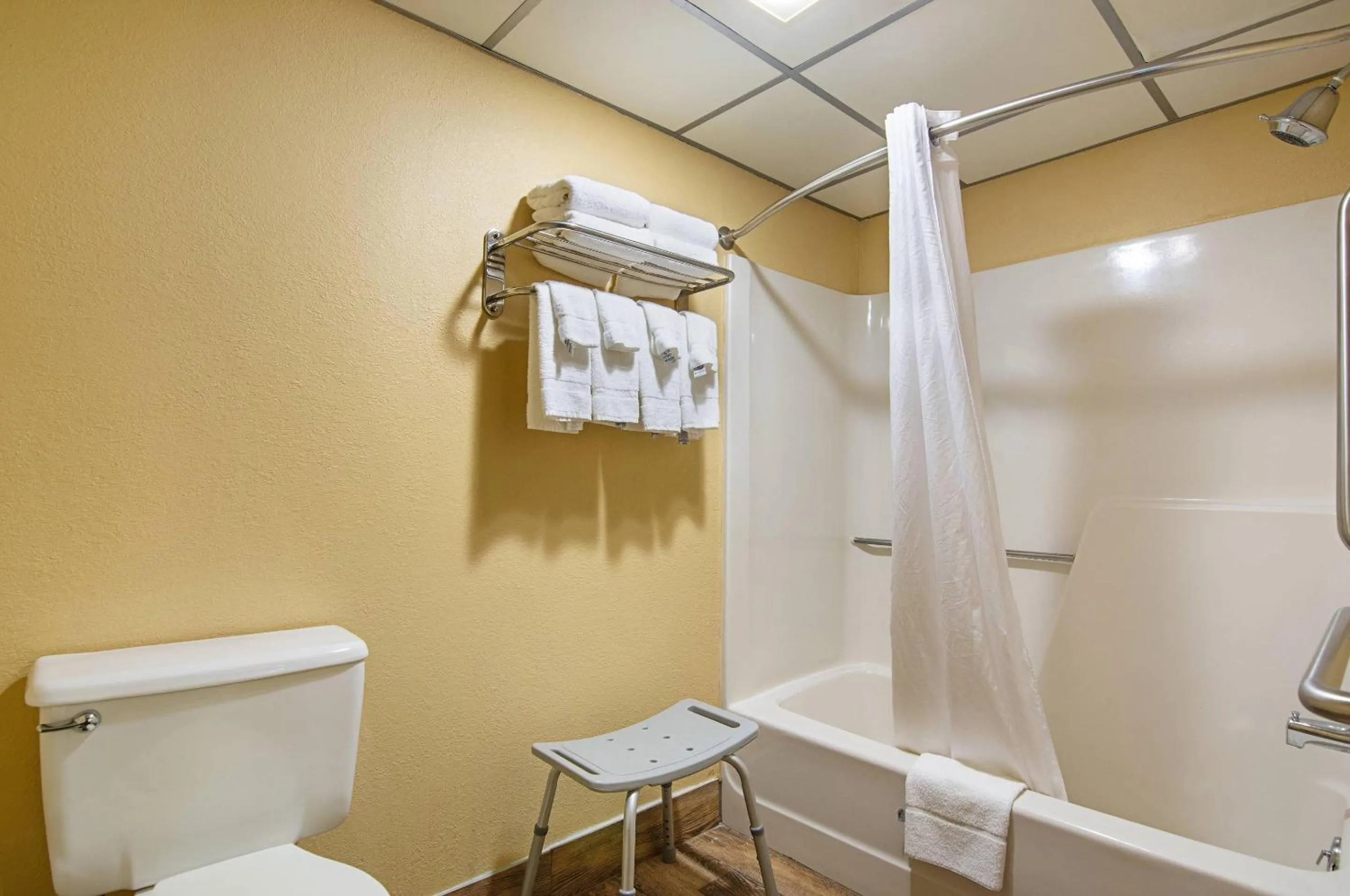 Bedroom in Quality Inn Tully I-81